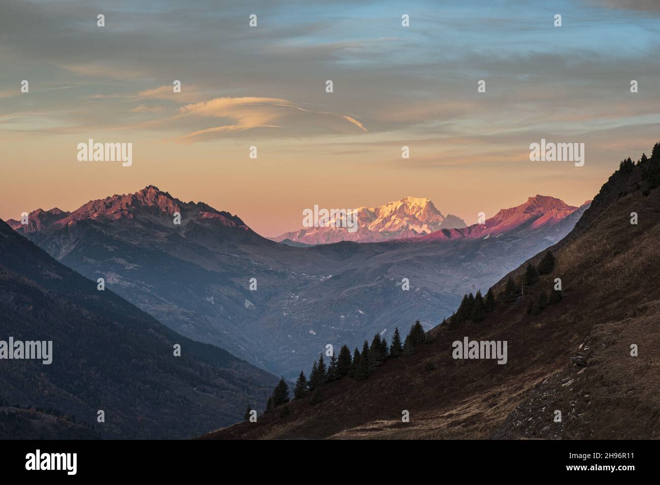 Schöner Blick auf den Mont Blanc und den Col de la Madeleine vor Sonnenuntergang Stockfoto