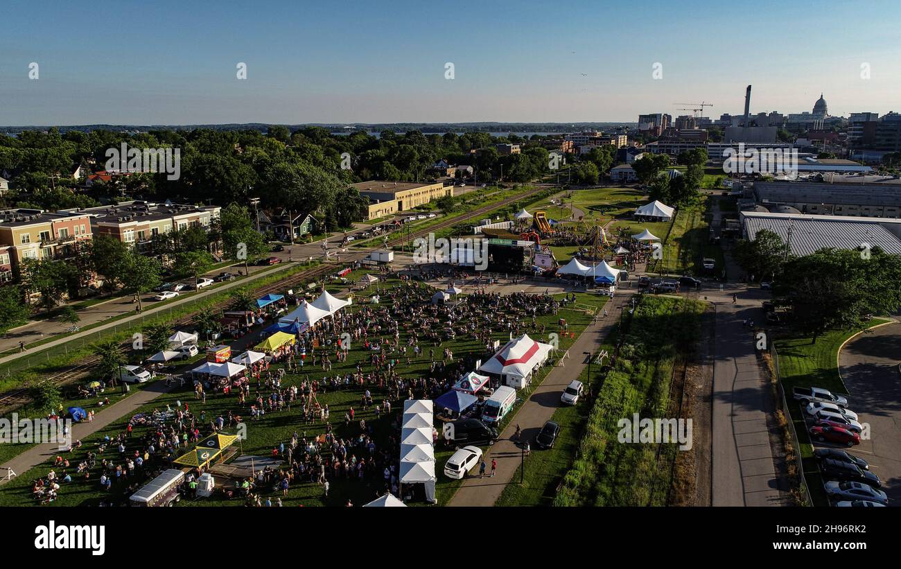 Luftaufnahme der Menschenmassen, die am Sommerkonzert des Musikfestivals La Fete de Marquette teilnehmen, McPike Park, Wil-Mar, Madison, Wisconsin, USA Stockfoto
