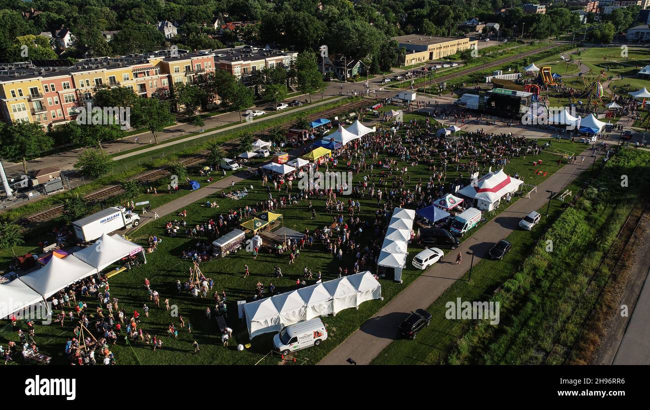 Luftaufnahme der Menschenmassen, die am Sommerkonzert des Musikfestivals La Fete de Marquette teilnehmen, McPike Park, Wil-Mar, Madison, Wisconsin, USA Stockfoto