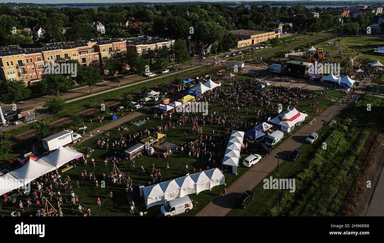 Luftaufnahme der Menschenmassen, die am Sommerkonzert des Musikfestivals La Fete de Marquette teilnehmen, McPike Park, Wil-Mar, Madison, Wisconsin, USA Stockfoto