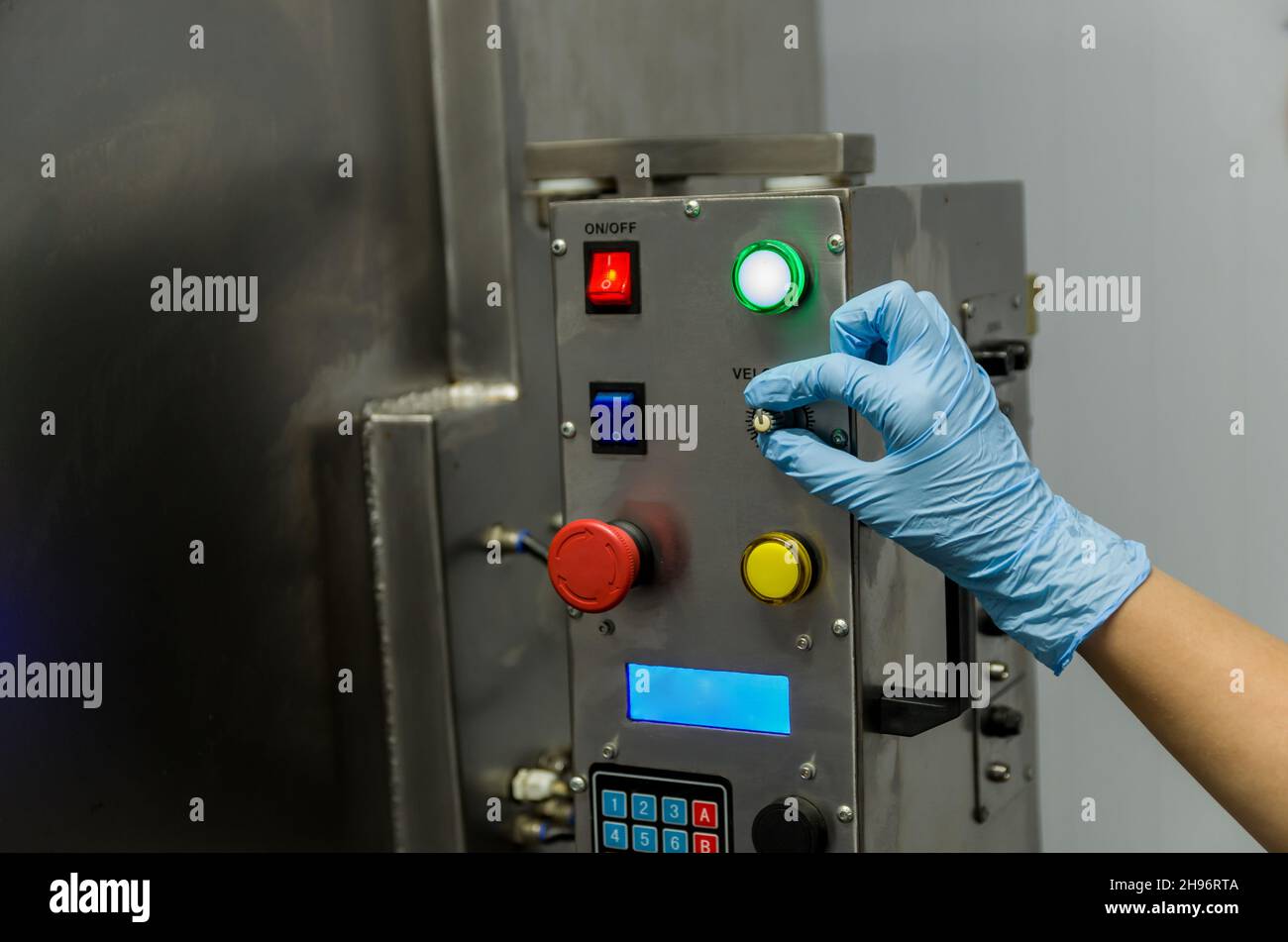 Frau, die in der Industrie arbeitet und Ausrüstung anpasst Stockfoto