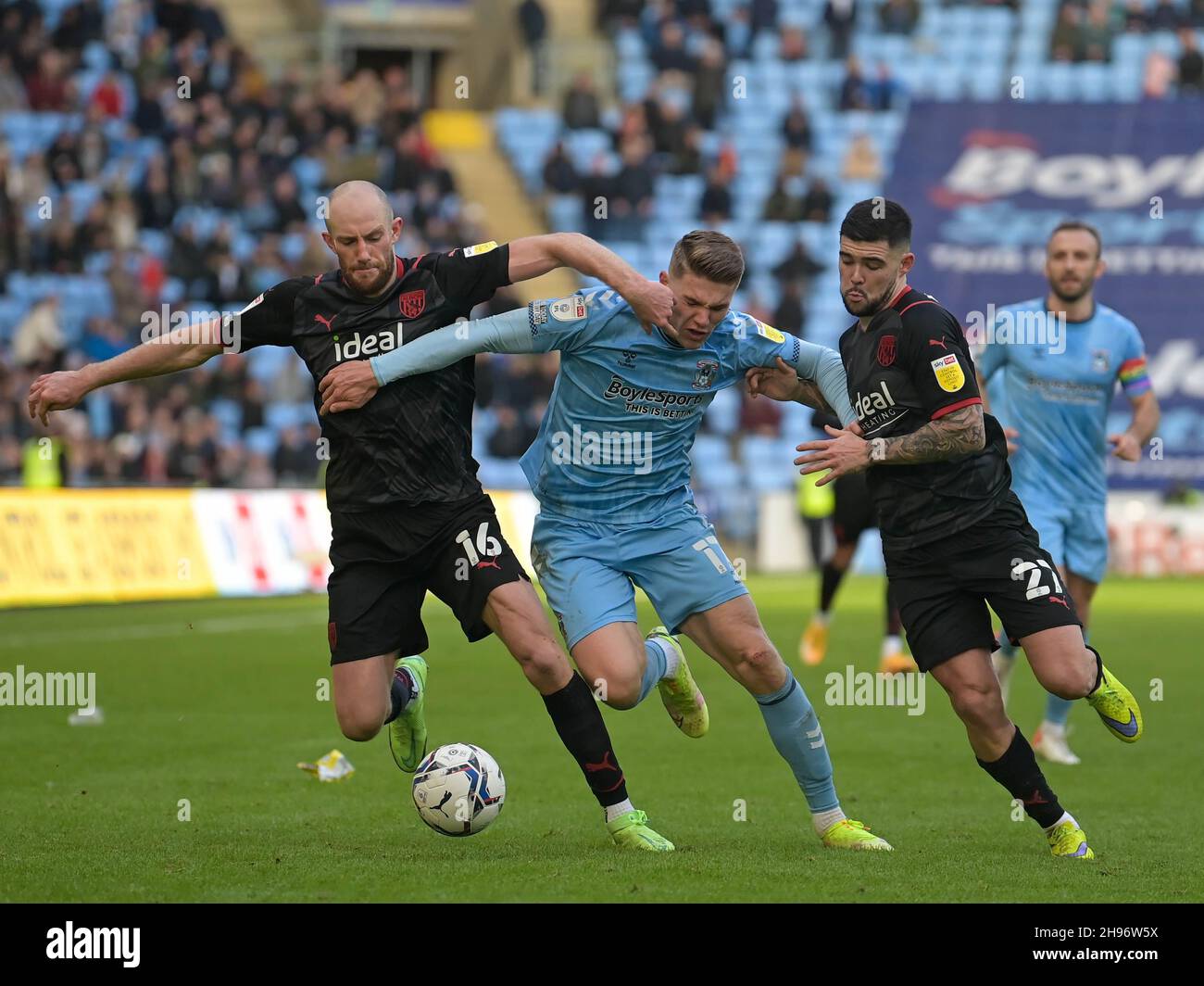 Viktor Gyokeres #17 von Coventry City kämpft mit Matthew Clarke #16 von West Bromwich Albion und Alex Mowatt #27 von West Bromwich Albion Stockfoto