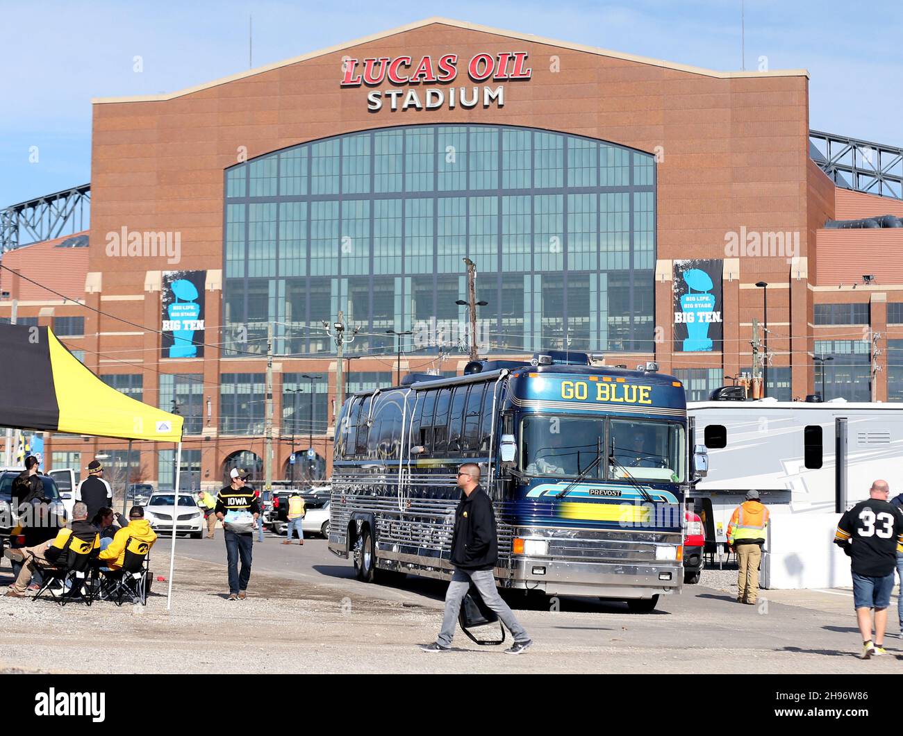 Indianapolis, Usa. 04th Dez 2021. Michigan Wolverine-Fans kommen am Samstag, den 4. Dezember 2021, zur Heckklappe für ihr Spiel gegen die Iowa Hawkeyes in der Big Ten Championship in Indianapolis, Indiana. Foto von Aaron Josefczyk/UPI Credit: UPI/Alamy Live News Stockfoto