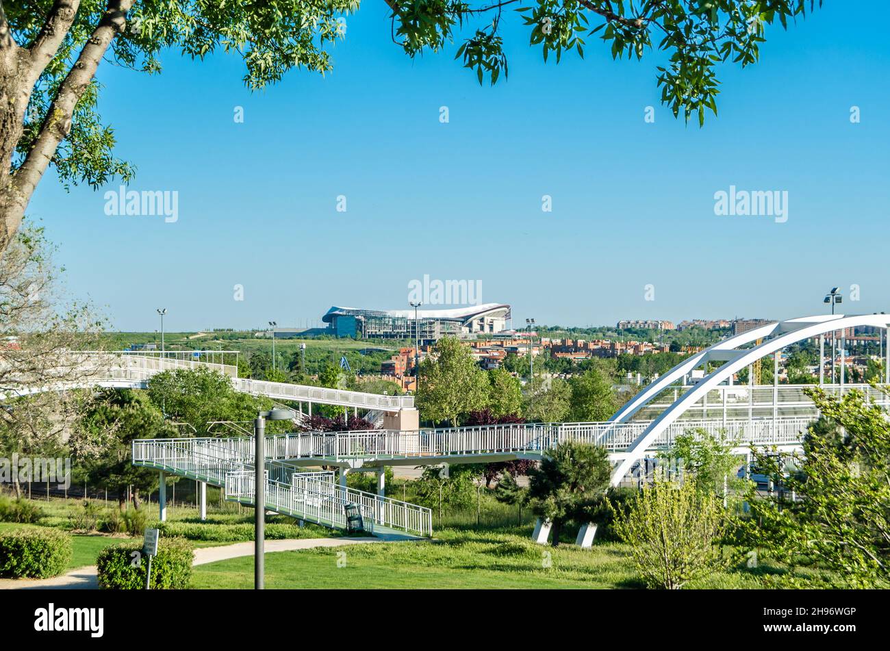 MADRID, SPANIEN - 4. MAI 2021: Wanda Metropolitano Stadion in Madrid, Spanien (Heimstadion von Atlético Madrid), vom Juan Carlos I Park aus gesehen Stockfoto