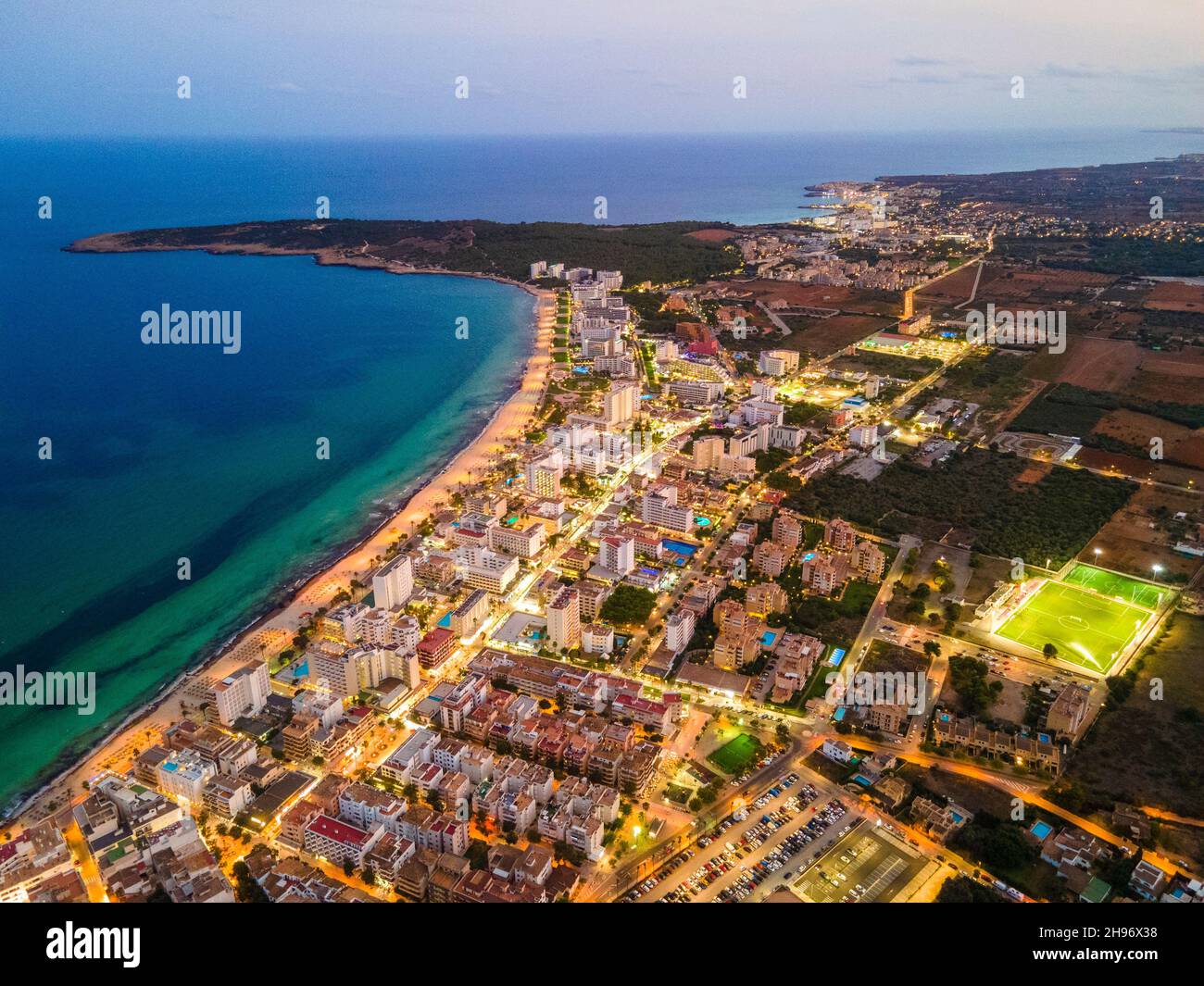 Abend in Cala Millor, Mallorca, Spanien. Fotos von der Drohne. Stockfoto