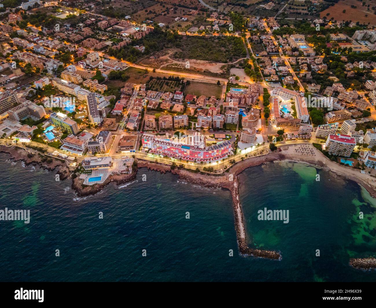 Abend in Cala Millor, Mallorca, Spanien. Fotos von der Drohne. Stockfoto