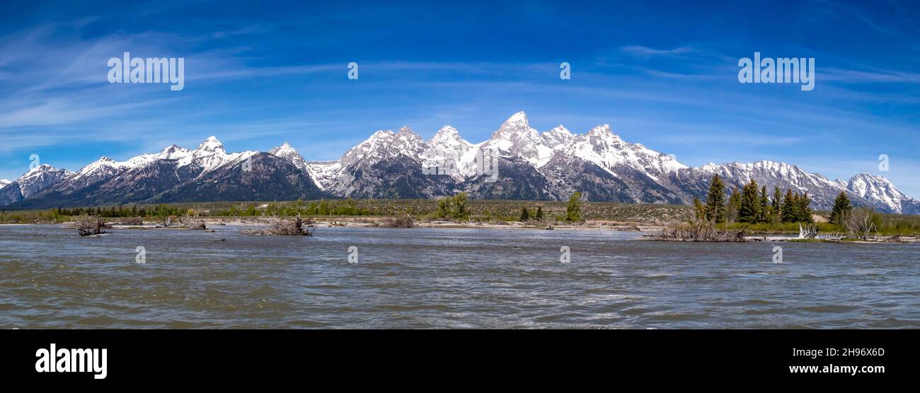 Grand Tetons vom Snake River im Grand Teton National Park, Wyoming, USA Anfang Juni, Panorama Stockfoto