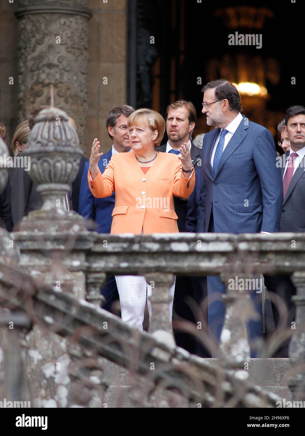 Santiago de Compostela-Spanien. Angela Merkel, Präsidentin von Deutschland, und Mariano Rajoy, Präsident von Spanien, wandern auf Au durch Santiago de Compostela Stockfoto