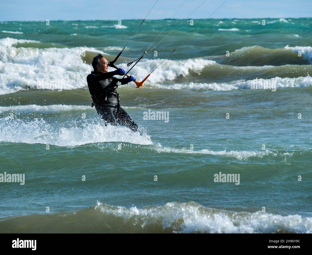 Ein Kitesurfer am Montrose Beach in Chicago. Stockfoto