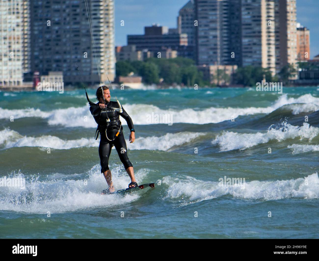 Ein Kitesurfer am Montrose Beach in Chicago. Stockfoto