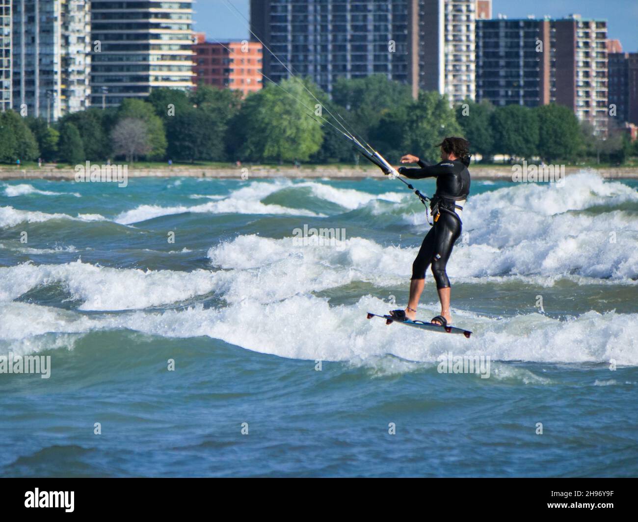 Ein Kitesurfer am Chicagoer Montrose Beach macht einen Sprung. Stockfoto