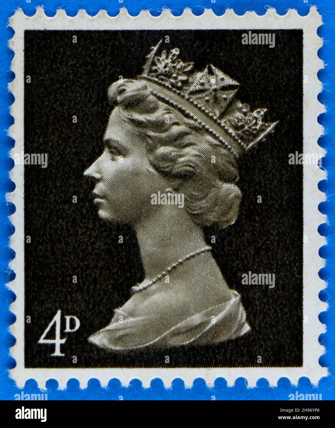 Foto einer schwarzen Briefmarke 4D mit Queen Elizabeth II im Profil Stockfoto