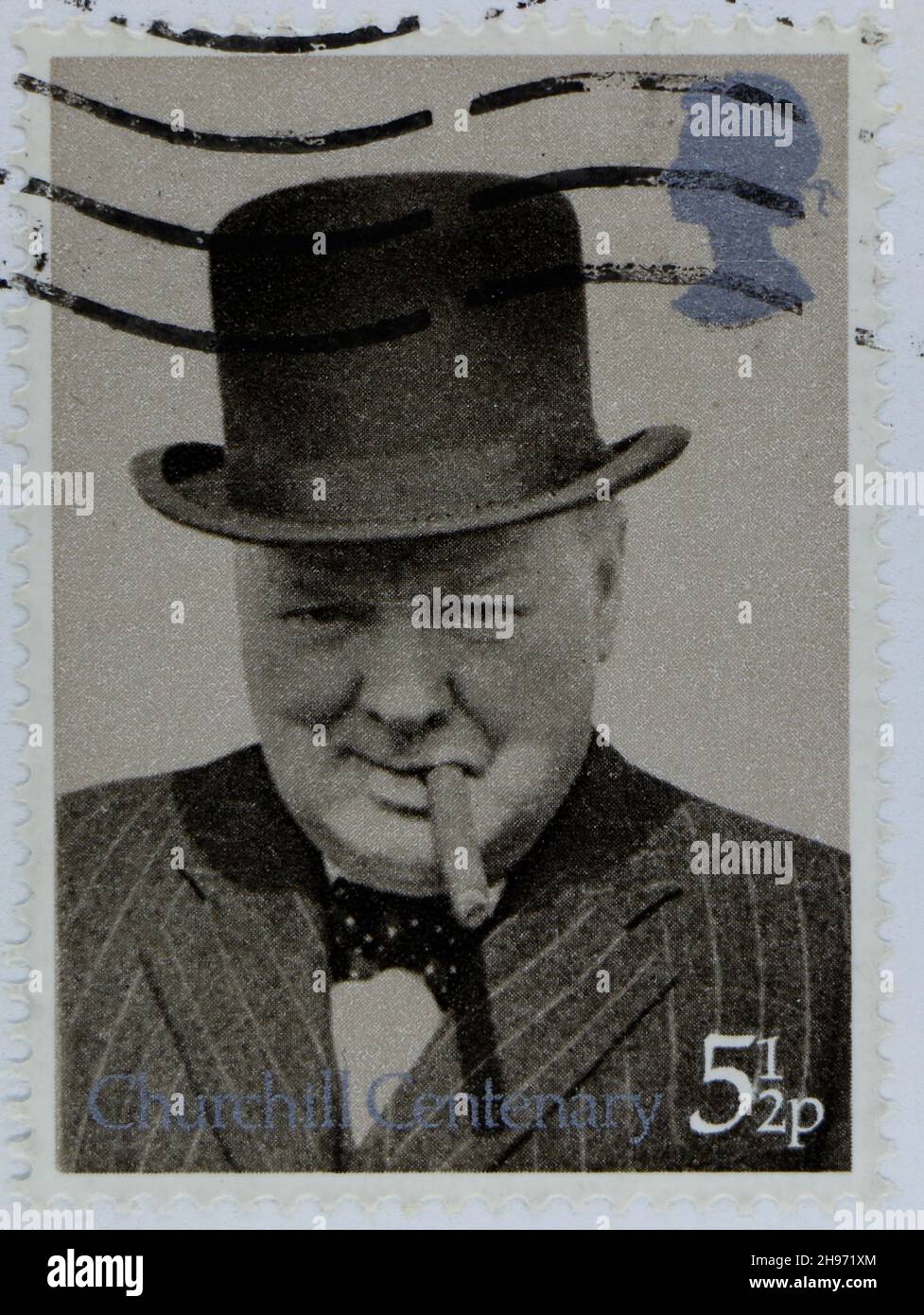 Foto einer Briefmarke vom 51/2p, die 1974 sein 100-jähriges Jubiläum feiert Schwarz-Weiß-Bild mit silberner Silhouette von Königin Elizabeth II Stockfoto