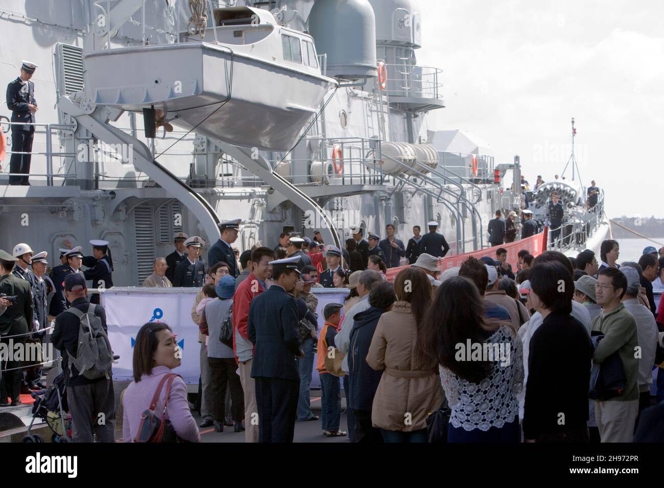 Chinesische Matrosen begrüßen die Öffentlichkeit an Bord der HAERBIN (DDG112), eines ZERSTÖRERS VON LUHU, aus China, das am Sonntag, dem 7. Oktober 2007, Auckland, Neuseeland besucht. Stockfoto