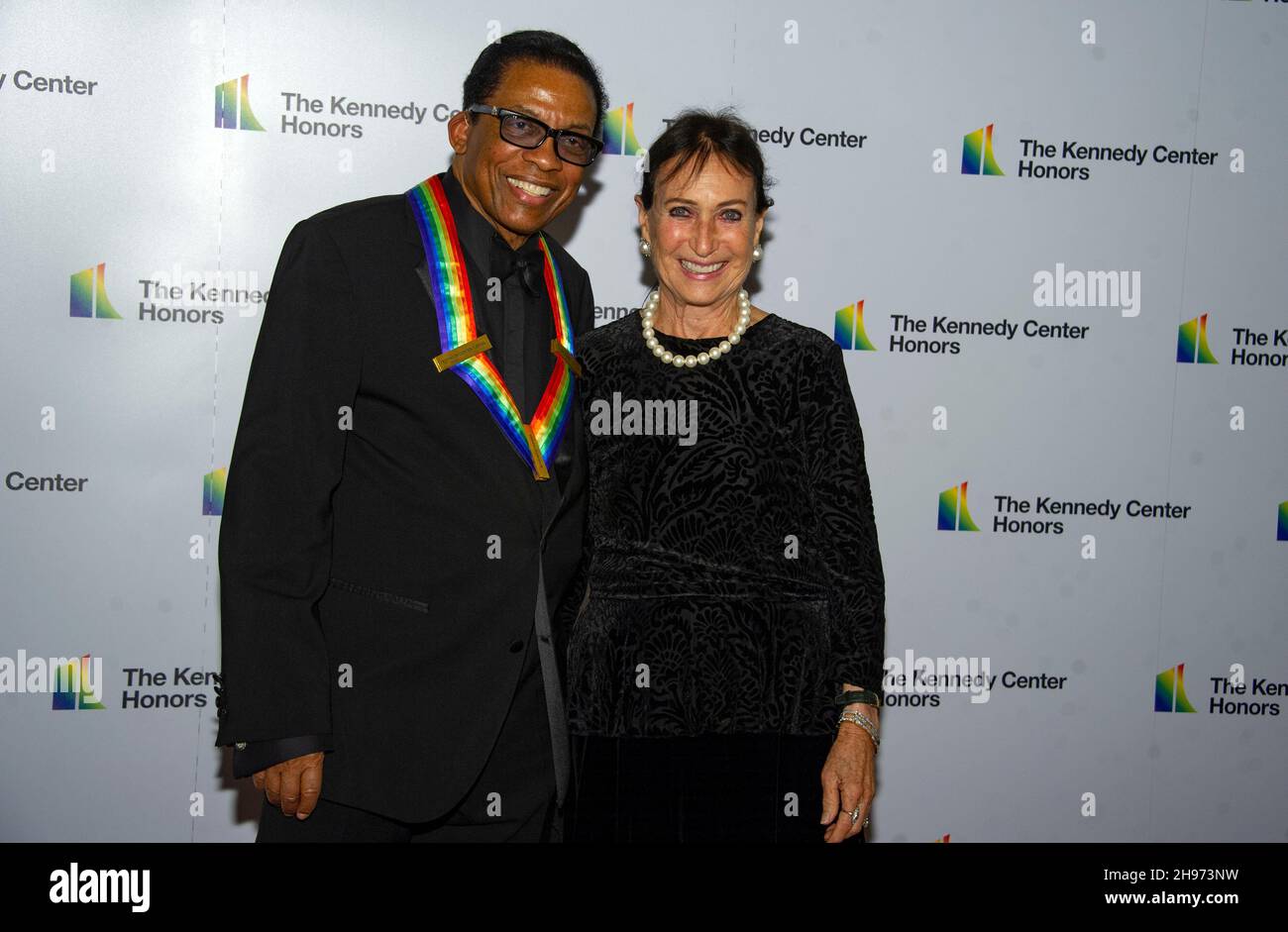 2013 Ehrwürtiger Herbie Hancock, links, und seine Frau, Gigi, rechts, Treffen Sie sich am Samstag, dem 4. Dezember 2021, zur Medaillon-Zeremonie, bei der die Empfänger der jährlichen Kennedy Center-Auszeichnungen 44th in der Library of Congress in Washington, DC, geehrt werden. Die 2021 Preisträger sind: Opernbass-Bariton Justino Diaz, Motown-Gründer, Songwriter, Produzent und Regisseur Berry Gordy, ‘Saturday Night Live' Schöpfer Lorne Michaels, legendäre Bühnen- und Leinwandikone Bette Midler und Singer-Songwriter Joni Mitchell.Quelle: Ron Sachs/Pool/Sipa USA Stockfoto