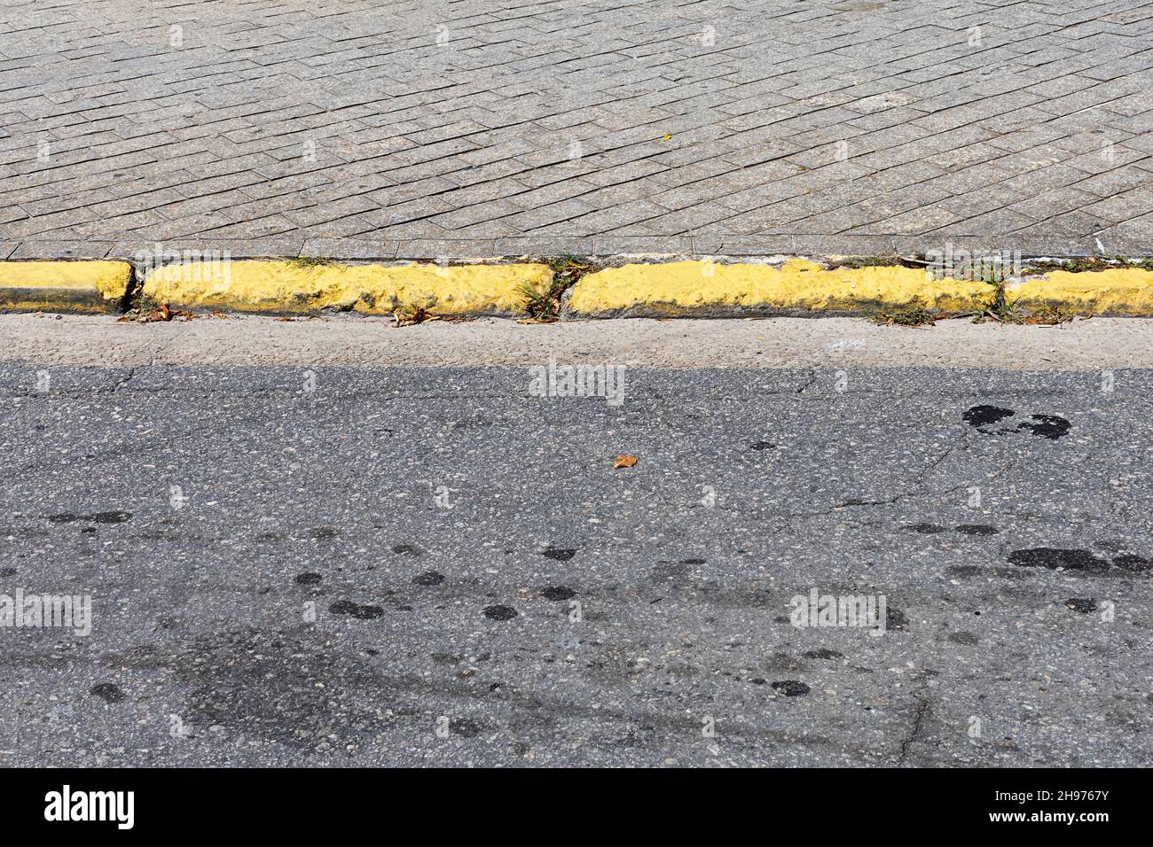 Eine gelbe Linie an der Bordsteinkante einer Straße Stockfoto
