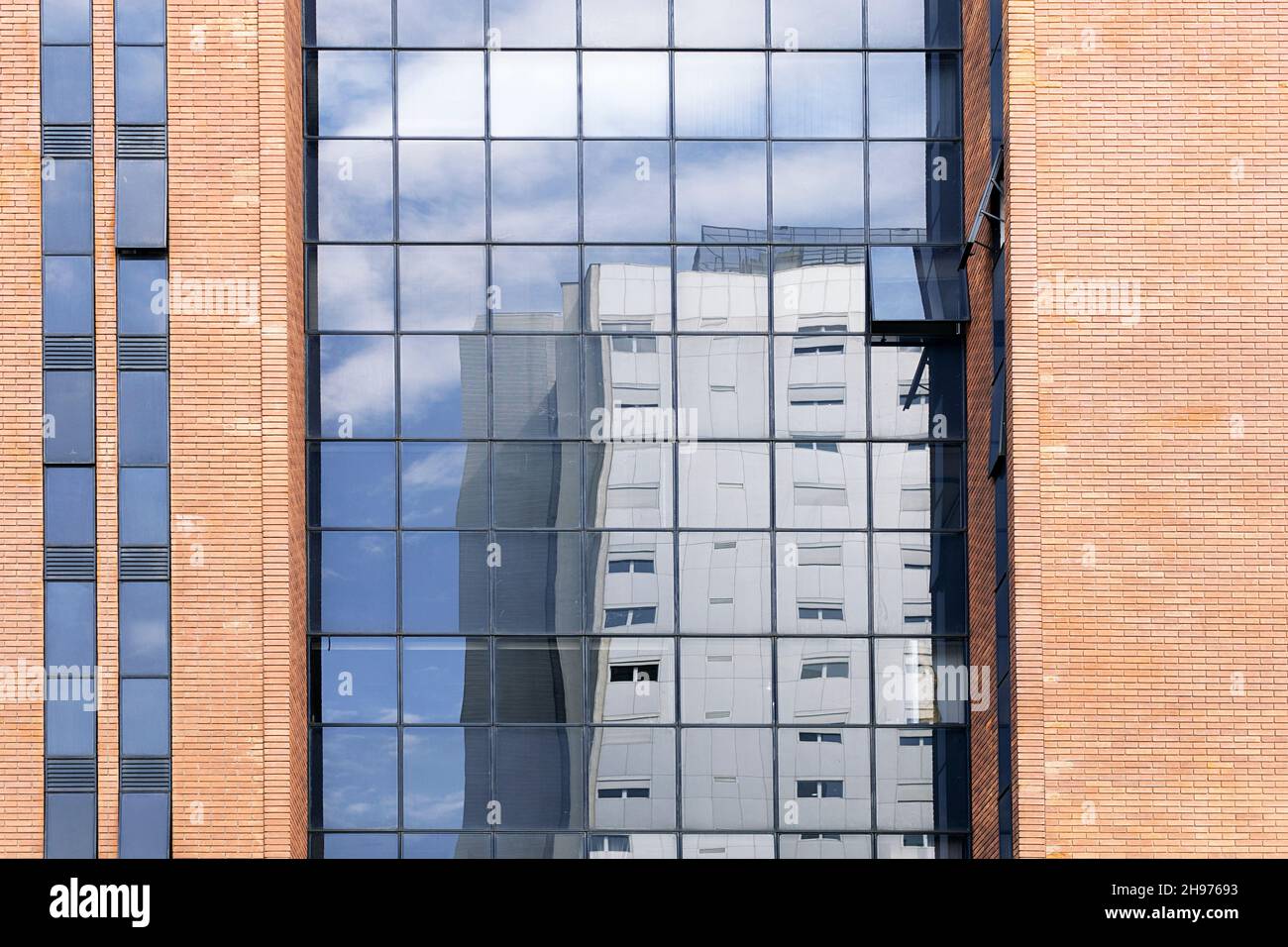 Business Office buildingsbricks außen mit Fenstern Stockfoto