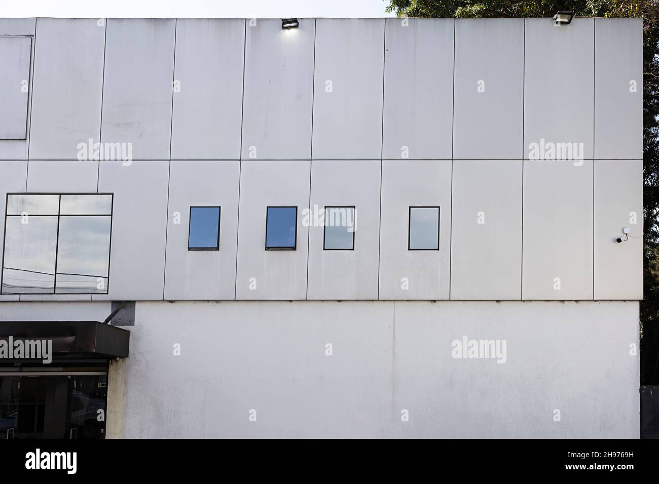 Industrielle moderne Fassade grau außen Stockfoto