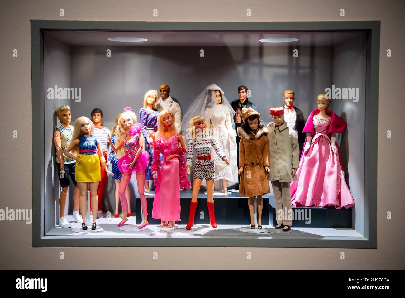 Emden, Deutschland. 03rd Dez 2021. Barbie-Puppen werden für die Ausstellung  „Busy girl - Barbie makes a career“ im Ostfriesischen Landesmuseum  eingerichtet. Die Barbie-Puppe ist in fast jedem Kinderzimmer zu finden.  Die Spielfigur