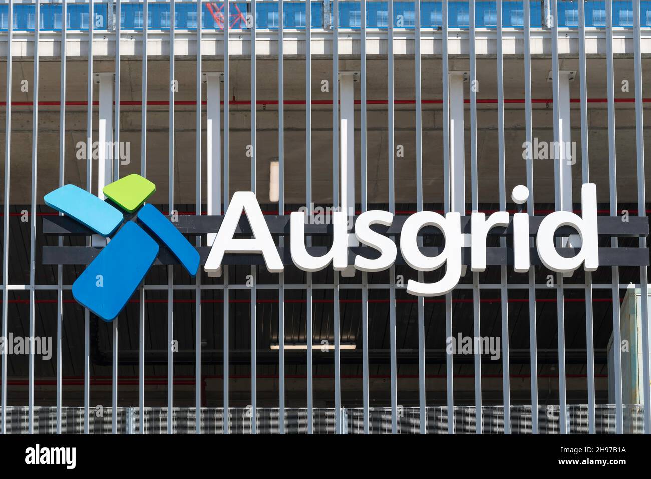 Das Firmenlogo für die New South Wales Stromgroßhandelsvertriebgesellschaft Ausgrid in Sydney, Australien Stockfoto