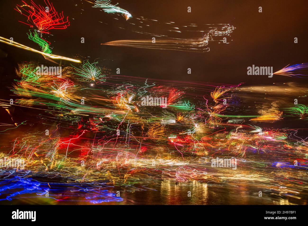 Motion Blur Bild von Feuerwerk über dem Rhein und dem Kölner Dom, Feier des neuen Jahres in Köln, Deutschland. Stockfoto