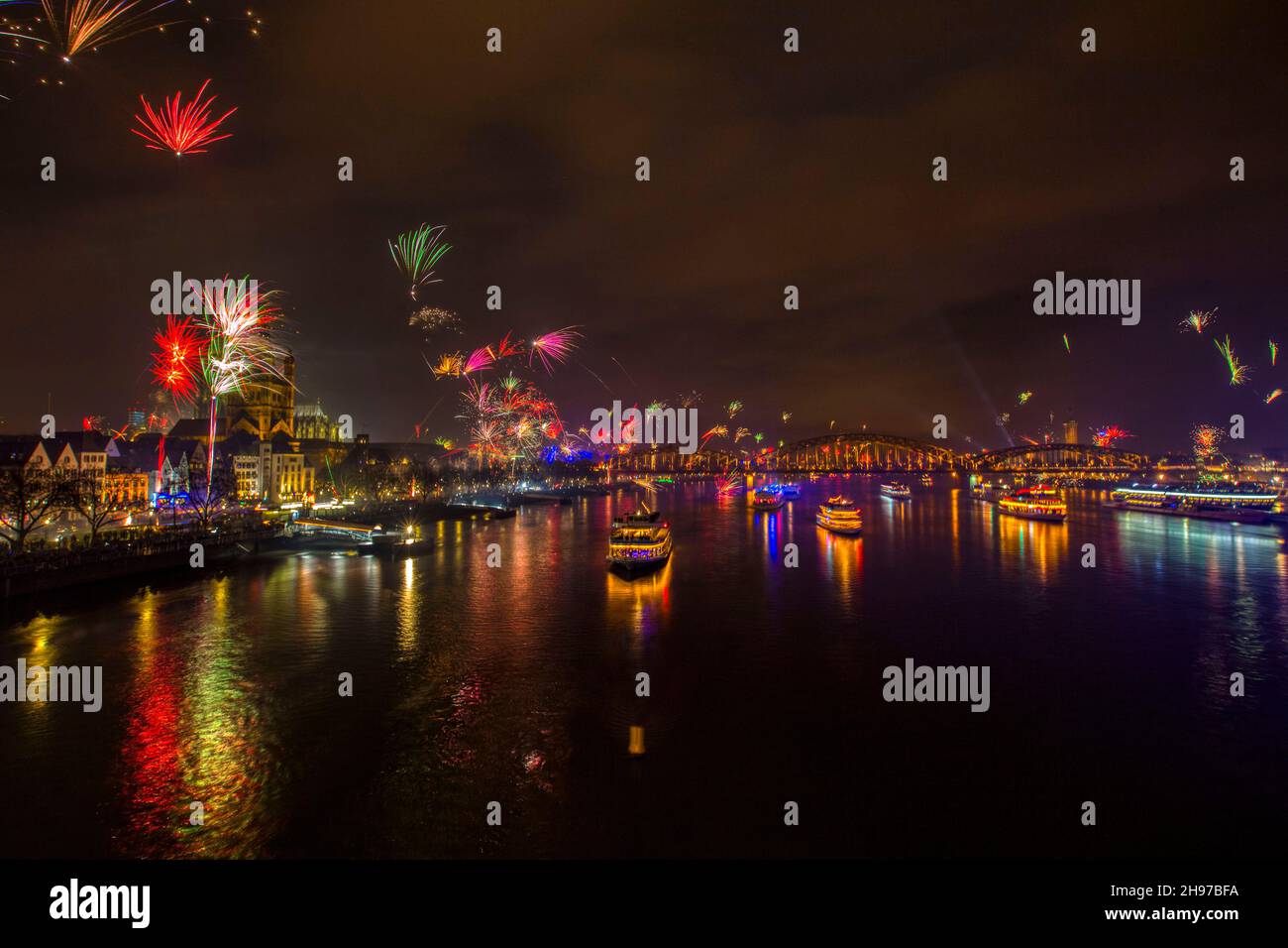 Feuerwerk über dem Rhein und dem Kölner Dom, Neujahrsfest in Köln. Stockfoto