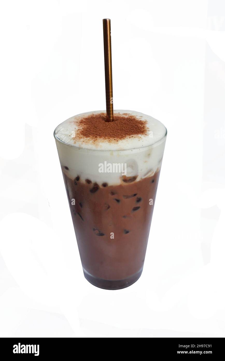 Eisgekühlte Schokolade oder Kakao Latte mit Milchschaum in Glas isoliert auf weißem Hintergrund, gesundes kaltes Getränk, das sich hervorragend für den Sommer ist Stockfoto