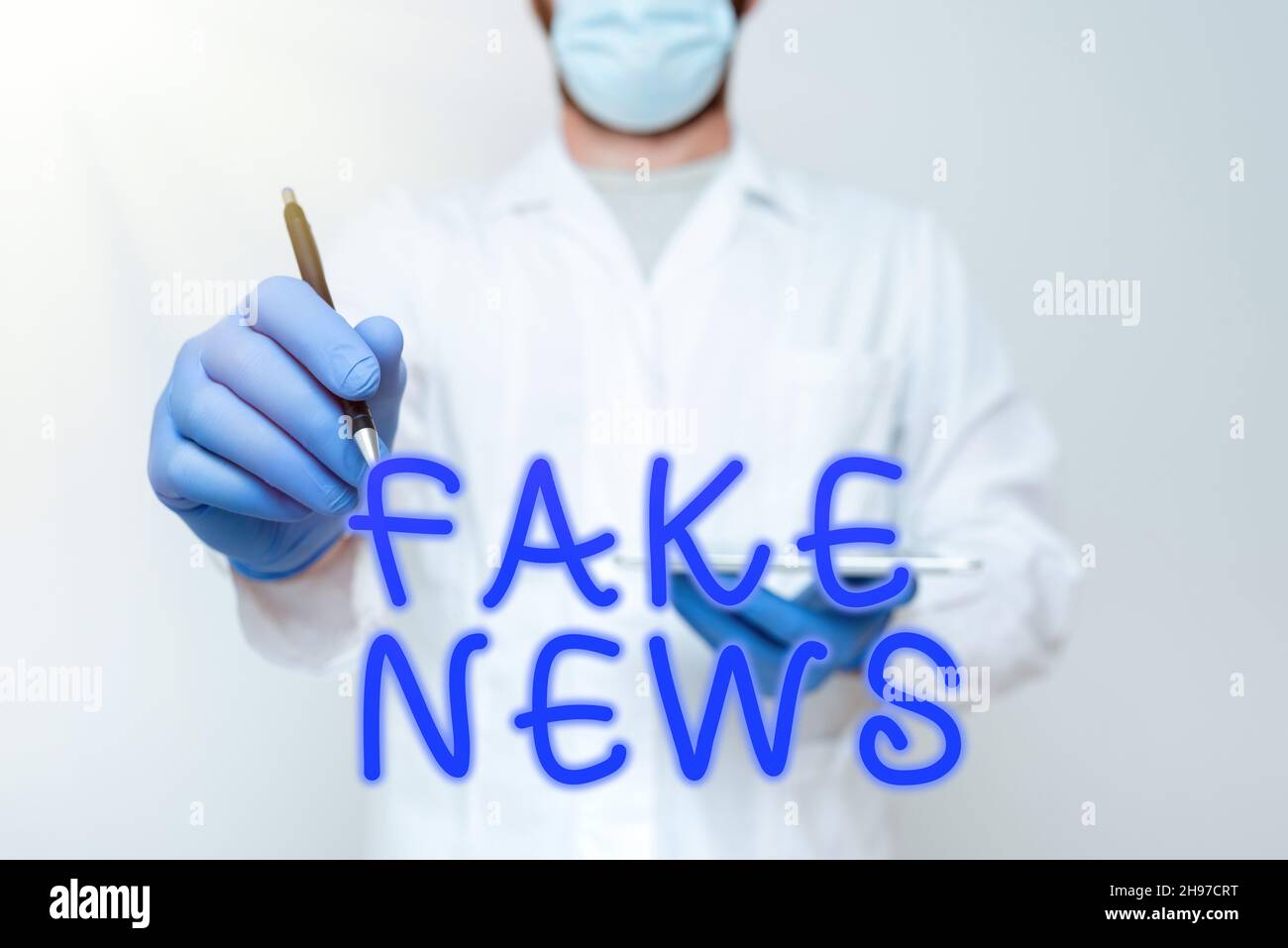 Schreiben mit Text gefälschte Nachrichten. Internet-Konzept, Informationen zu zeigen, dass ist nicht wahr von der Medienwissenschaftler demonstriert neue Technologie Stockfoto