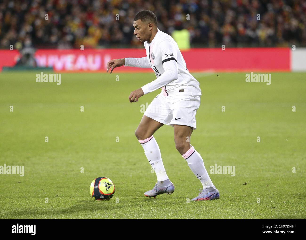 Kylian Mbappe von PSG während des Fußballspiels der französischen Ligue 1 zwischen RC Lens und Paris Saint-Germain (PSG) am 4. Dezember 2021 im Stade Bollaert-Delelis in Lens, Frankreich - Foto: Jean Catuffe/DPPI/LiveMedia Stockfoto