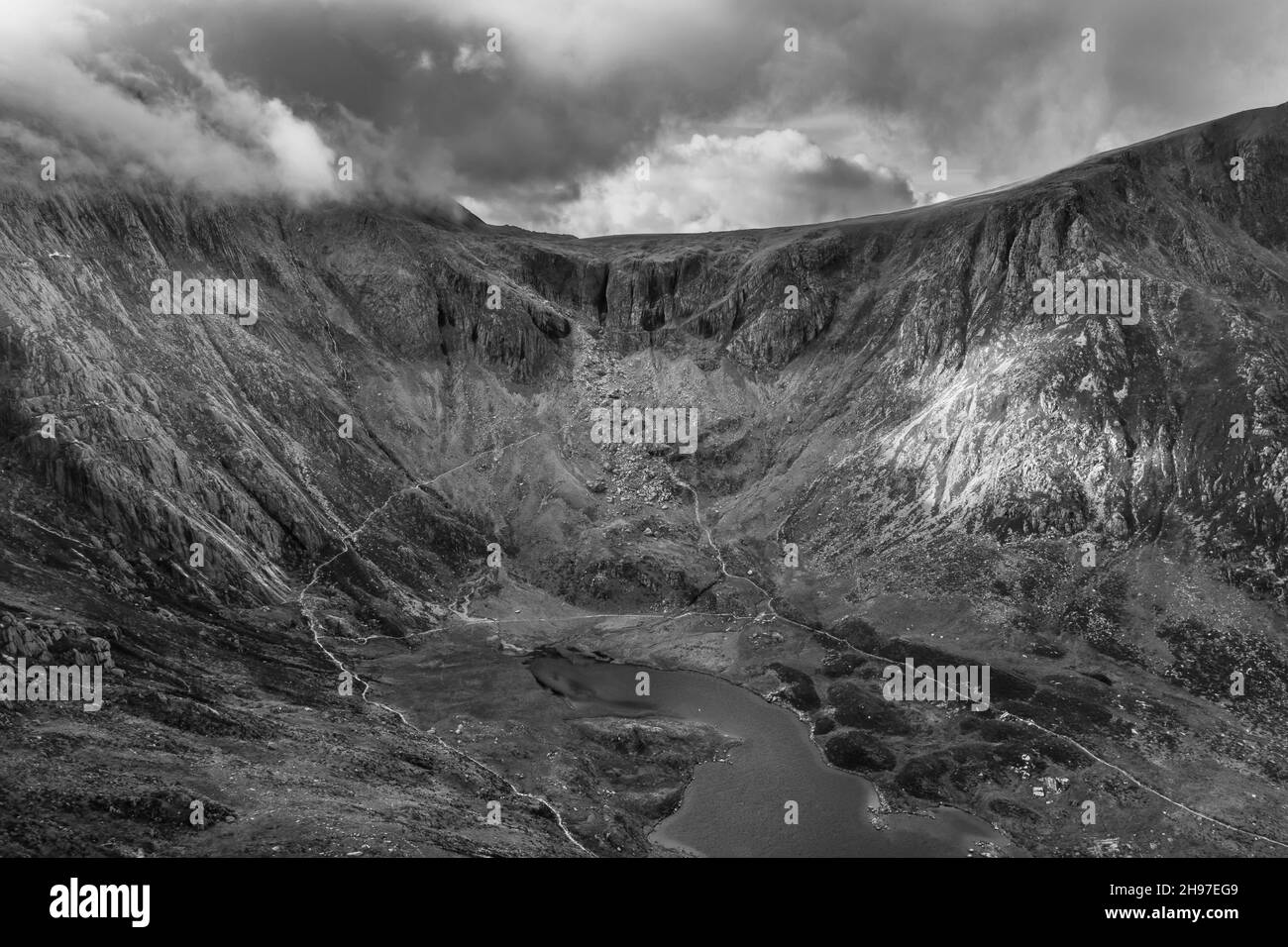 Schwarz-Weiß Luftaufnahme der fliegenden Drohne Epische atemberaubende Herbstlandschaftsaufnahme von Llyn Idwal in Devil's Kitchen im Snowdonia National Park mit gorg Stockfoto