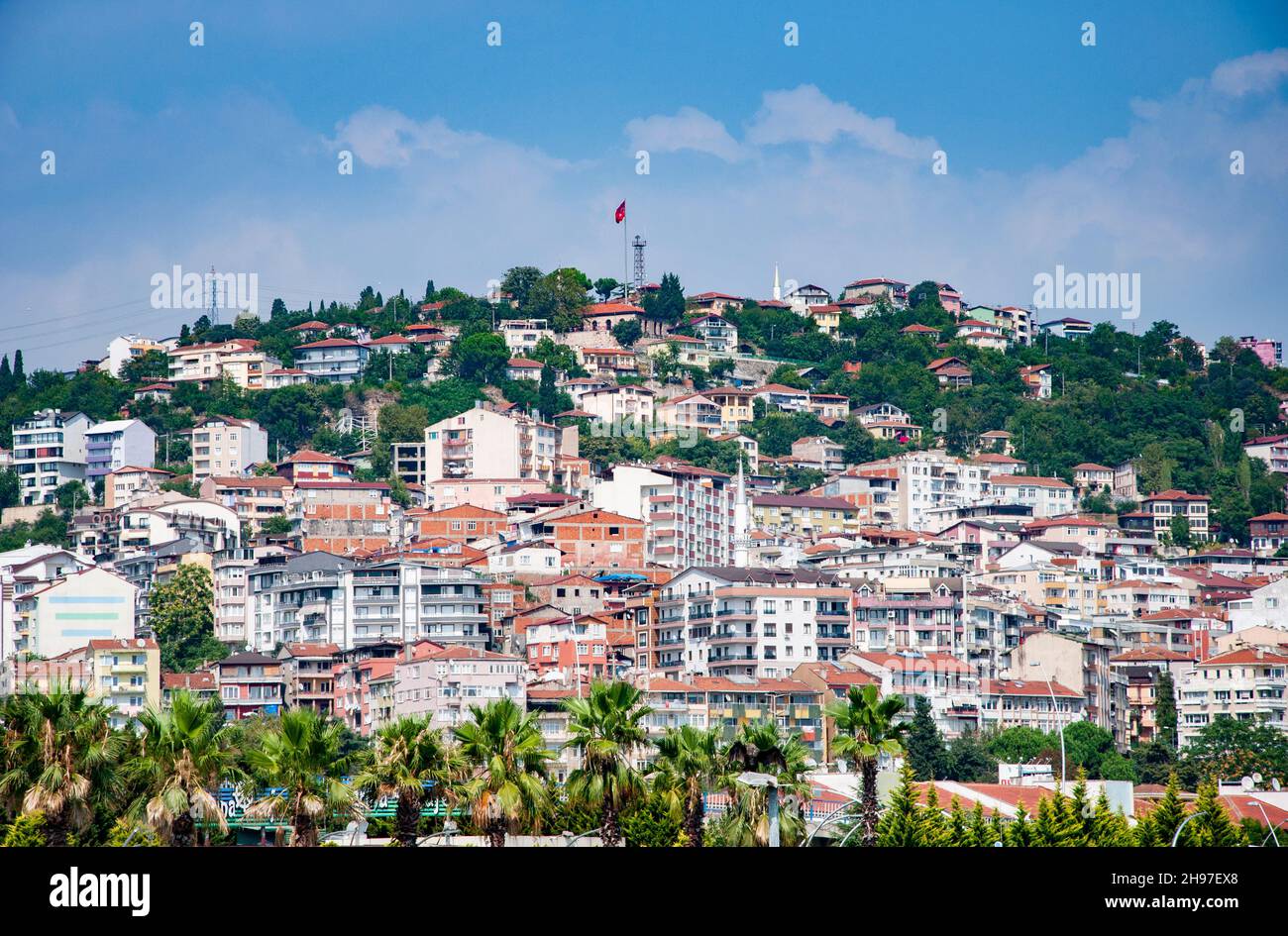 IZMIT, TÜRKEI. 29. AUGUST 2021. Schöner Panoramablick auf die Sommerstadt. Häuser und Palmen im Hintergrund Stockfoto