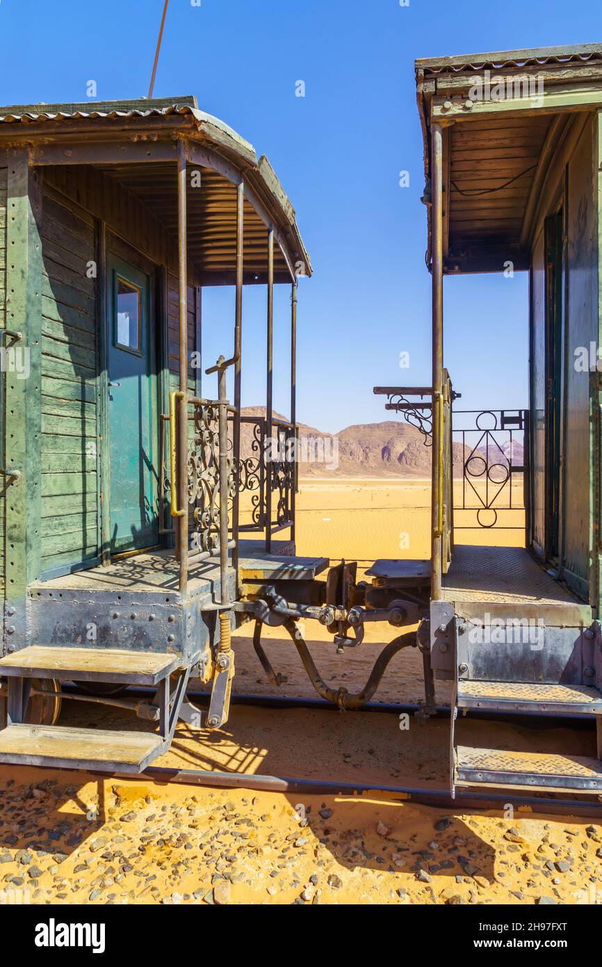 Ansicht der restaurierten osmanischen Zugwagen, in der Wadi Rum Station des Al Hijaz Dampfzugs, Südjordanien Stockfoto