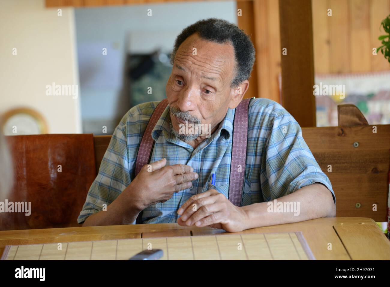 Portrait de Pierre Rabhi, Philosophie, Agriculteur biologiste, romancier et poete français, d'origine algerienne, inventeur du concept « Oasis en tous lieux » chez lui dans son jardin à Berrias-et-Casteljau, France le 23 Juin 2014. Porträt von Pierre Rabhi, Philosoph, Bauernbiologe, Schriftsteller und französischer Dichter algerischer Herkunft, Erfinder des Konzepts "Oase an allen Orten" zu Hause in seinem Garten in Berrias-et-Casteljau, Frankreich am 23. Juni 2014. Foto von Soudan/ANDBZ/ABACAPRESS.COM Stockfoto