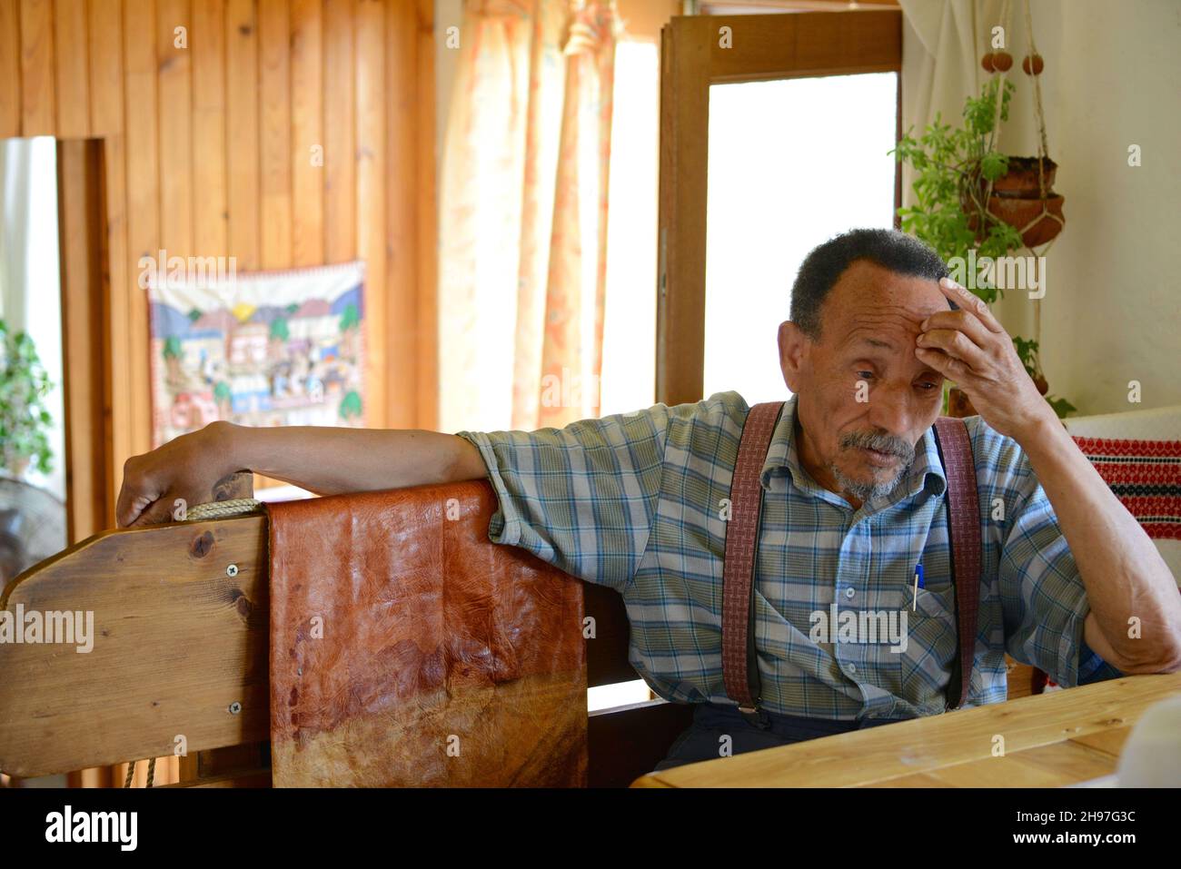 Portrait de Pierre Rabhi, Philosophie, Agriculteur biologiste, romancier et poete français, d'origine algerienne, inventeur du concept « Oasis en tous lieux » chez lui dans son jardin à Berrias-et-Casteljau, France le 23 Juin 2014. Porträt von Pierre Rabhi, Philosoph, Bauernbiologe, Schriftsteller und französischer Dichter algerischer Herkunft, Erfinder des Konzepts "Oase an allen Orten" zu Hause in seinem Garten in Berrias-et-Casteljau, Frankreich am 23. Juni 2014. Foto von Soudan/ANDBZ/ABACAPRESS.COM Stockfoto