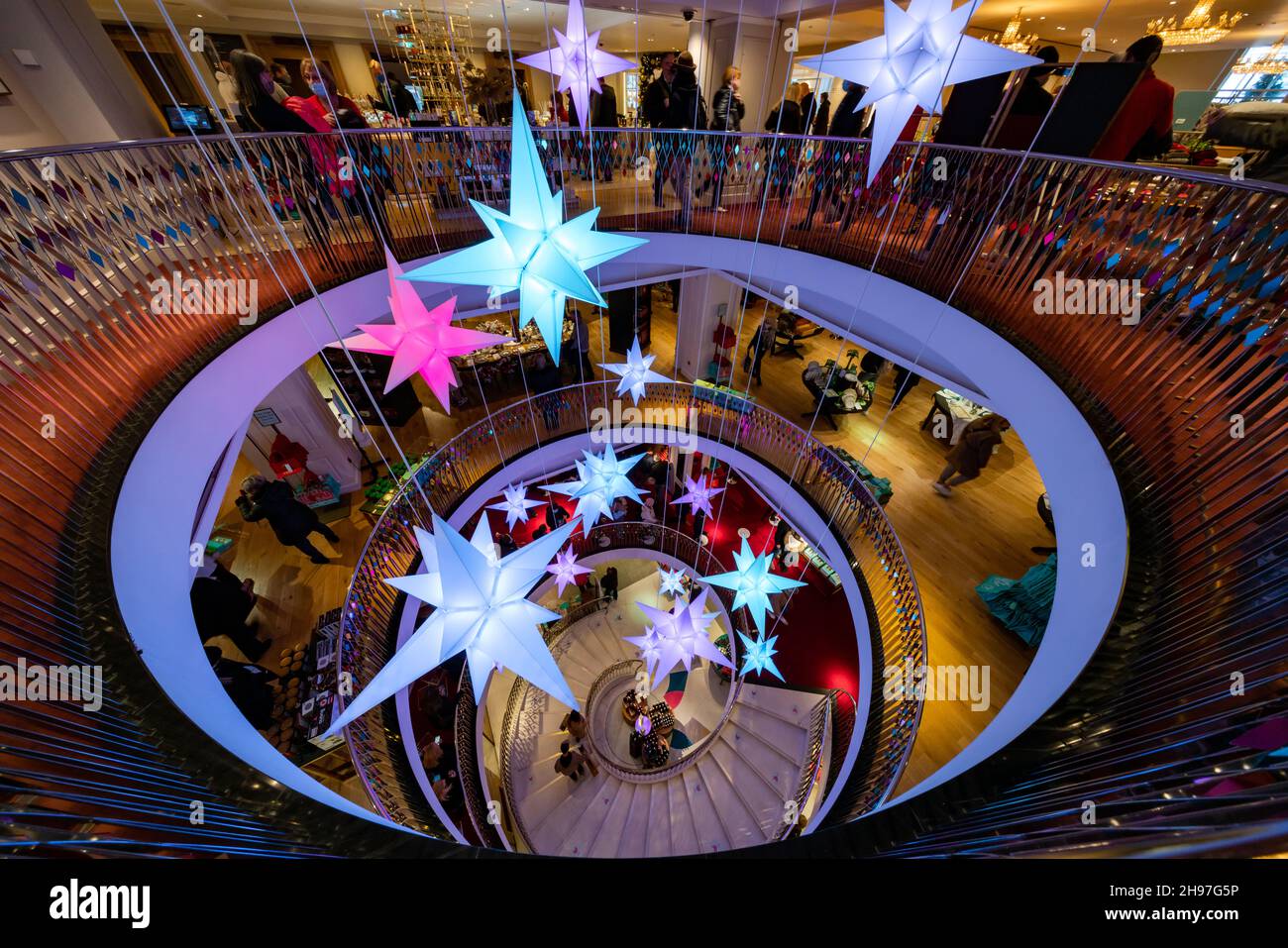 LONDON, Großbritannien - 04. DEZEMBER 2021: Fortnum und Mason werden zu Weihnachten geschmückt. Gegründet 1707 von William Fortnum und Hugh Mason in Piccadilly London Stockfoto LONDON, Großbritannien - 04. DEZEMBER 2021: Fortnum und Mason werden zu Weihnachten geschmückt. Gegründet 1707 von William Fortnum und Hugh Mason in Piccadilly London Stockfoto