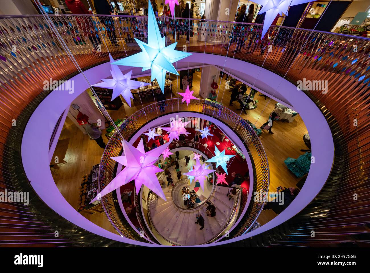 LONDON, Großbritannien - 04. DEZEMBER 2021: Fortnum und Mason werden zu Weihnachten geschmückt. Gegründet 1707 von William Fortnum und Hugh Mason in Piccadilly London Stockfoto LONDON, Großbritannien - 04. DEZEMBER 2021: Fortnum und Mason werden zu Weihnachten geschmückt. Gegründet 1707 von William Fortnum und Hugh Mason in Piccadilly London Stockfoto