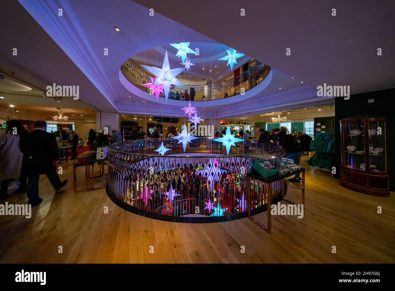 LONDON, Großbritannien - 04. DEZEMBER 2021: Fortnum und Mason werden zu Weihnachten geschmückt. Gegründet 1707 von William Fortnum und Hugh Mason in Piccadilly London Stockfoto LONDON, Großbritannien - 04. DEZEMBER 2021: Fortnum und Mason werden zu Weihnachten geschmückt. Gegründet 1707 von William Fortnum und Hugh Mason in Piccadilly London Stockfoto