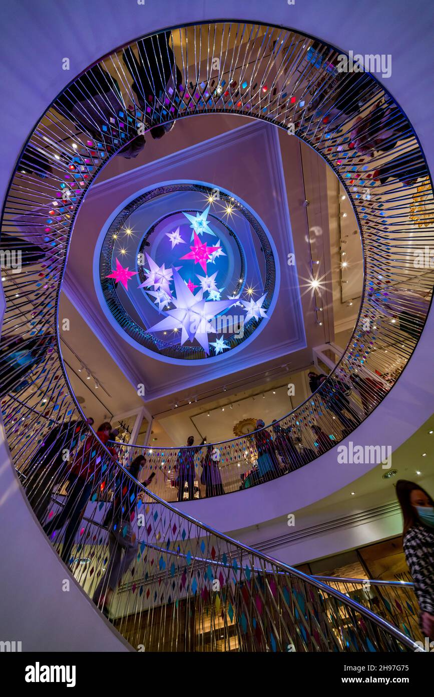 LONDON, Großbritannien - 04. DEZEMBER 2021: Fortnum und Mason werden zu Weihnachten geschmückt. Gegründet 1707 von William Fortnum und Hugh Mason in Piccadilly London Stockfoto LONDON, Großbritannien - 04. DEZEMBER 2021: Fortnum und Mason werden zu Weihnachten geschmückt. Gegründet 1707 von William Fortnum und Hugh Mason in Piccadilly London Stockfoto