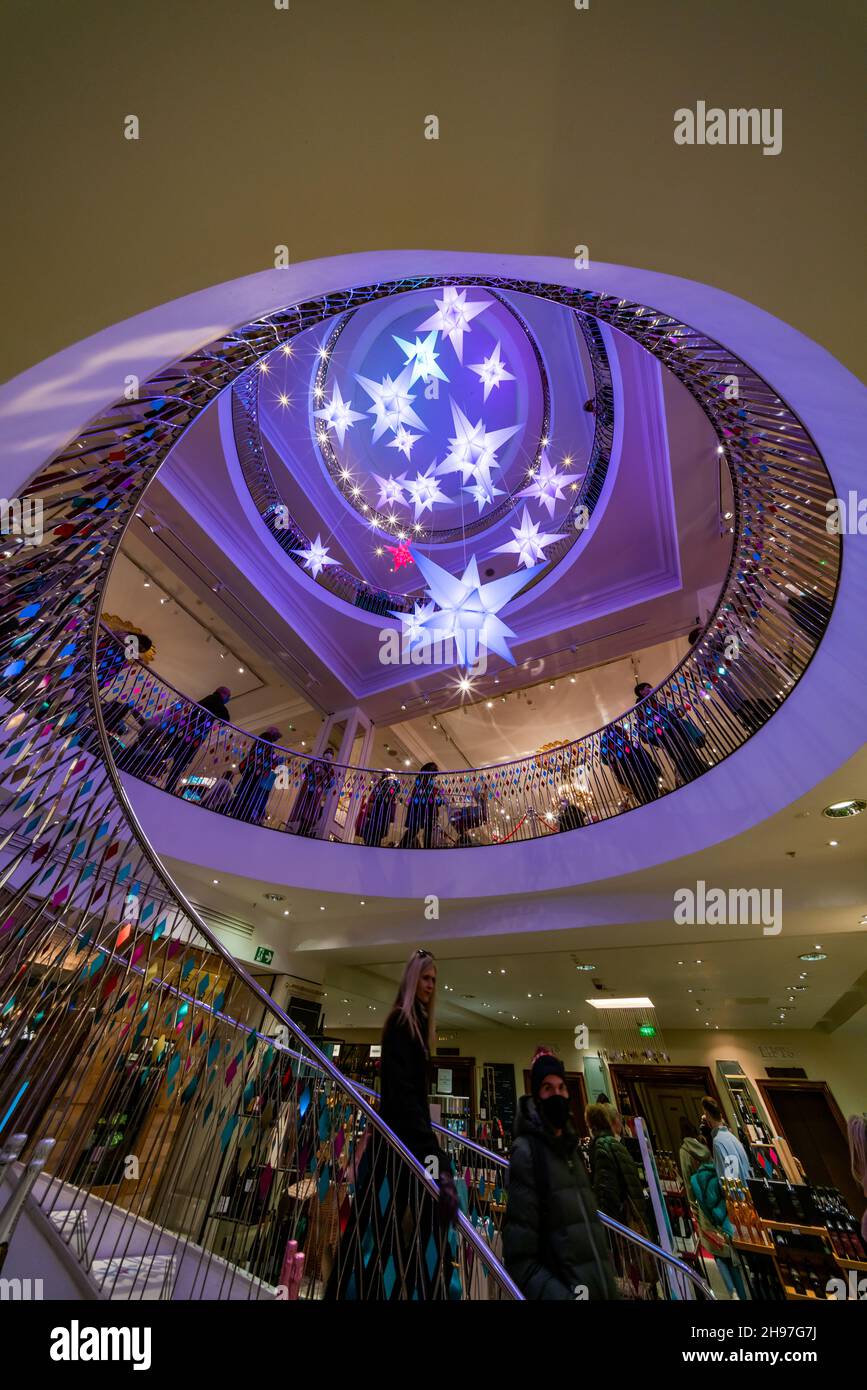 LONDON, Großbritannien - 04. DEZEMBER 2021: Fortnum und Mason werden zu Weihnachten geschmückt. Gegründet 1707 von William Fortnum und Hugh Mason in Piccadilly London Stockfoto LONDON, Großbritannien - 04. DEZEMBER 2021: Fortnum und Mason werden zu Weihnachten geschmückt. Gegründet 1707 von William Fortnum und Hugh Mason in Piccadilly London Stockfoto