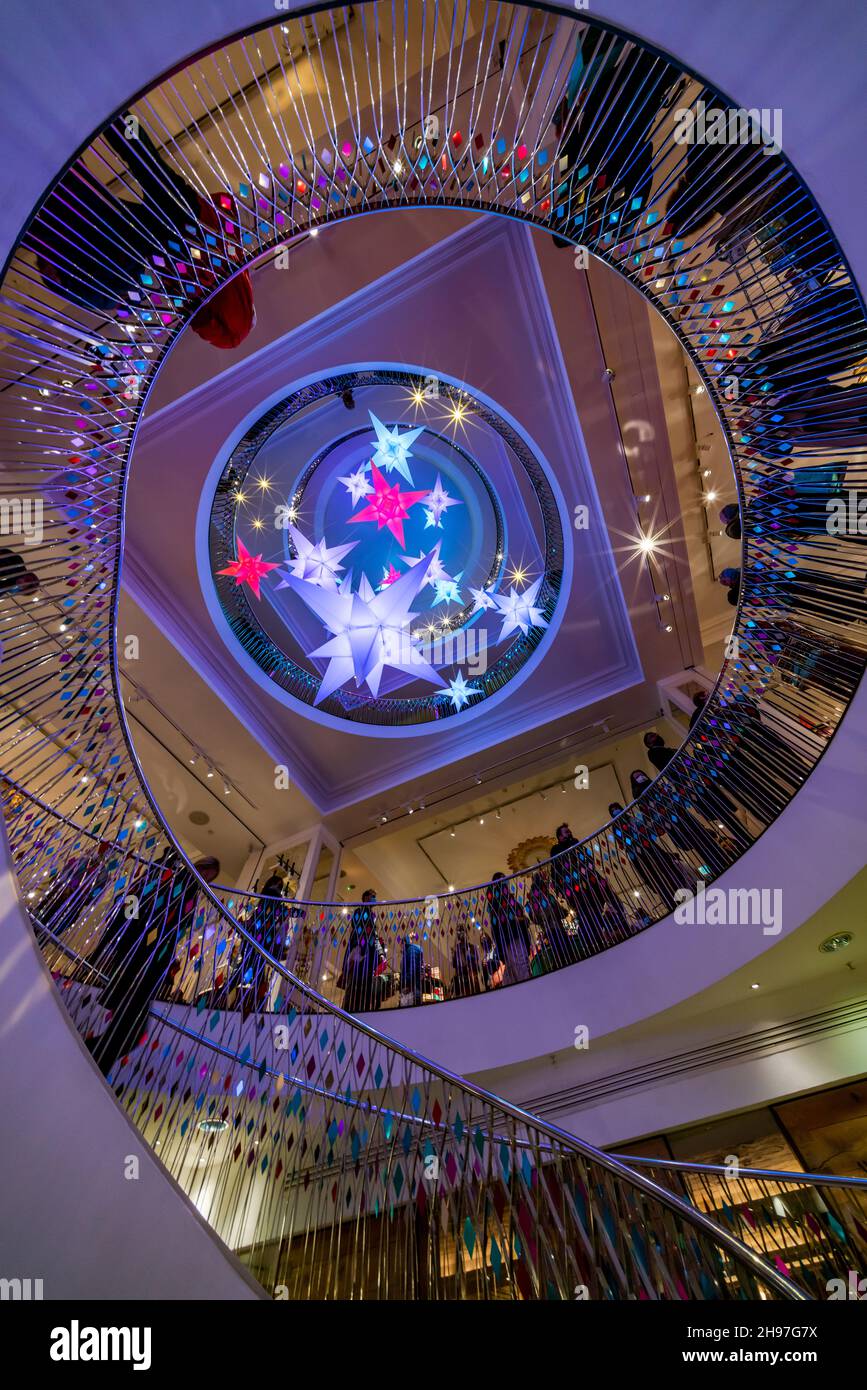 LONDON, Großbritannien - 04. DEZEMBER 2021: Fortnum und Mason werden zu Weihnachten geschmückt. Gegründet 1707 von William Fortnum und Hugh Mason in Piccadilly London Stockfoto LONDON, Großbritannien - 04. DEZEMBER 2021: Fortnum und Mason werden zu Weihnachten geschmückt. Gegründet 1707 von William Fortnum und Hugh Mason in Piccadilly London Stockfoto