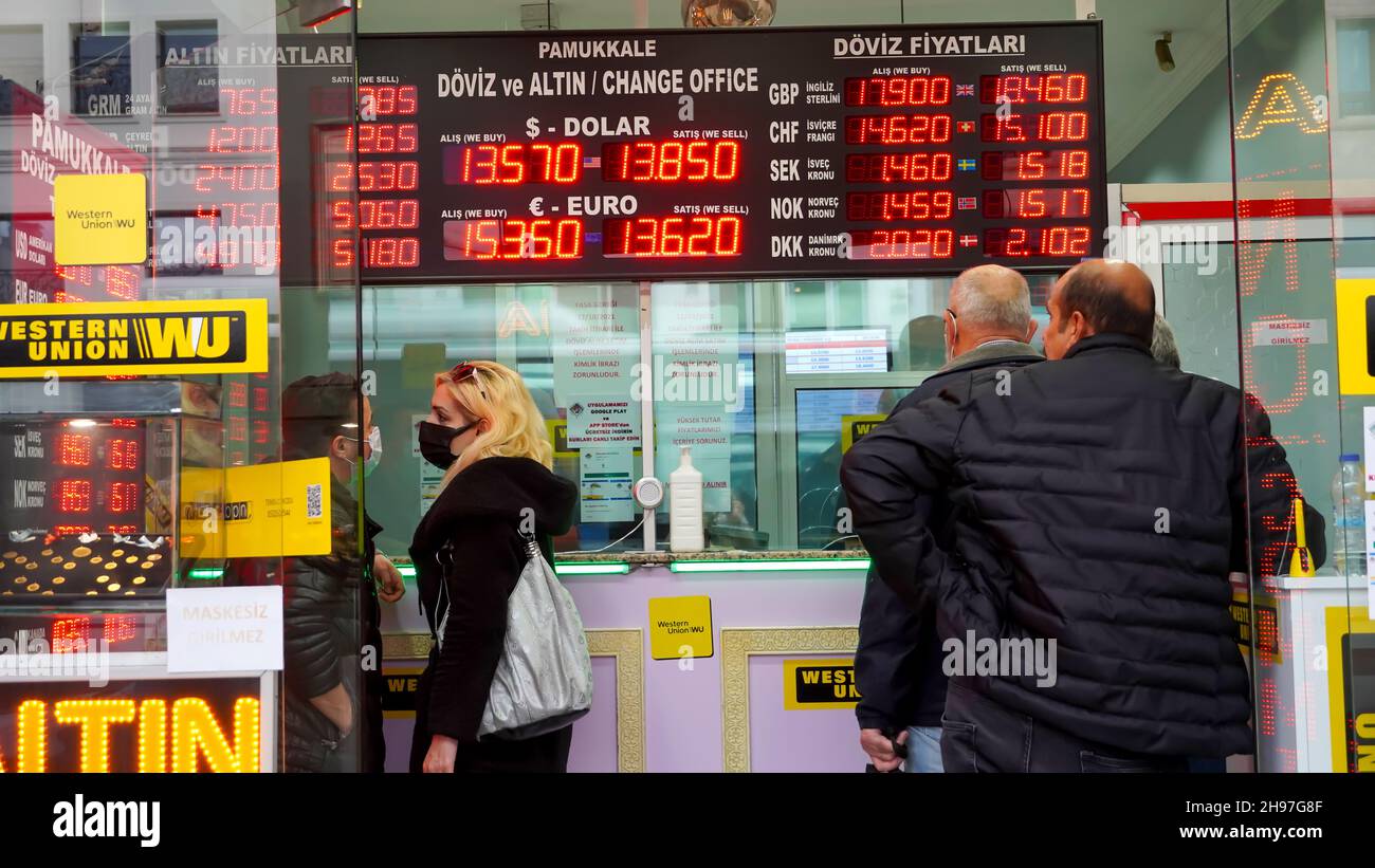 Izmir, Izmir, Türkei. 3rd Dez 2021. Die türkische Lira erreichte gegenüber dem USD ein neues Allzeittief von 13,9, nachdem die Ratingagentur Fitch die Aussichten des Landes hinsichtlich der Risiken auf negativ korrigierte. Zum zweiten Mal in dieser Woche verkauft die türkische Zentralbank Dollar zur Unterstützung der türkischen Lira. Zum anderen gab das türkische Statistische Institut (TUIK) am selben Tag bekannt, dass der Verbraucherpreisindex (CPI) im November um 3,51 Prozent gegenüber dem Vormonat gestiegen ist und auf jährlicher Basis auf 21,31 Prozent Anstieg. Nach den Berechnungen der Inflationsforschungsgruppe (ENAG), der Verbraucher Stockfoto