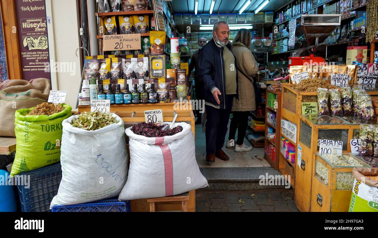 Izmir, Izmir, Türkei. 3rd Dez 2021. Die türkische Lira erreichte gegenüber dem USD ein neues Allzeittief von 13,9, nachdem die Ratingagentur Fitch die Aussichten des Landes hinsichtlich der Risiken auf negativ korrigierte. Zum zweiten Mal in dieser Woche verkauft die türkische Zentralbank Dollar zur Unterstützung der türkischen Lira. Zum anderen gab das türkische Statistische Institut (TUIK) am selben Tag bekannt, dass der Verbraucherpreisindex (CPI) im November um 3,51 Prozent gegenüber dem Vormonat gestiegen ist und auf jährlicher Basis auf 21,31 Prozent Anstieg. Nach den Berechnungen der Inflationsforschungsgruppe (ENAG), der Verbraucher Stockfoto