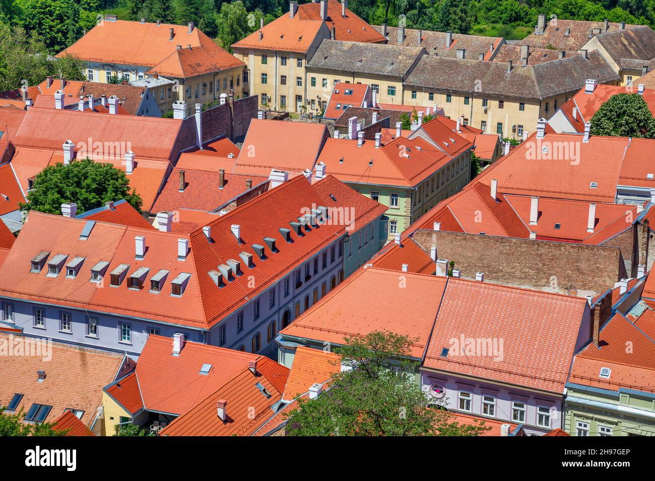 Dachhintergrund unter der Festung Petrovaradin, Novi Sad, Serbien. Stockfoto
