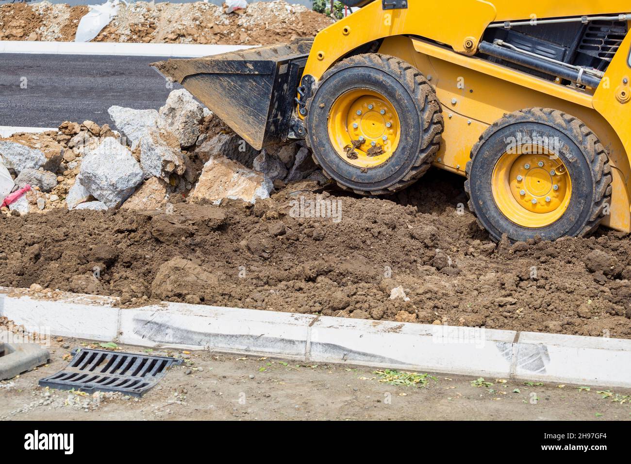Rutschlader oder Bobcat bei Straßenbauarbeiten Stockfoto