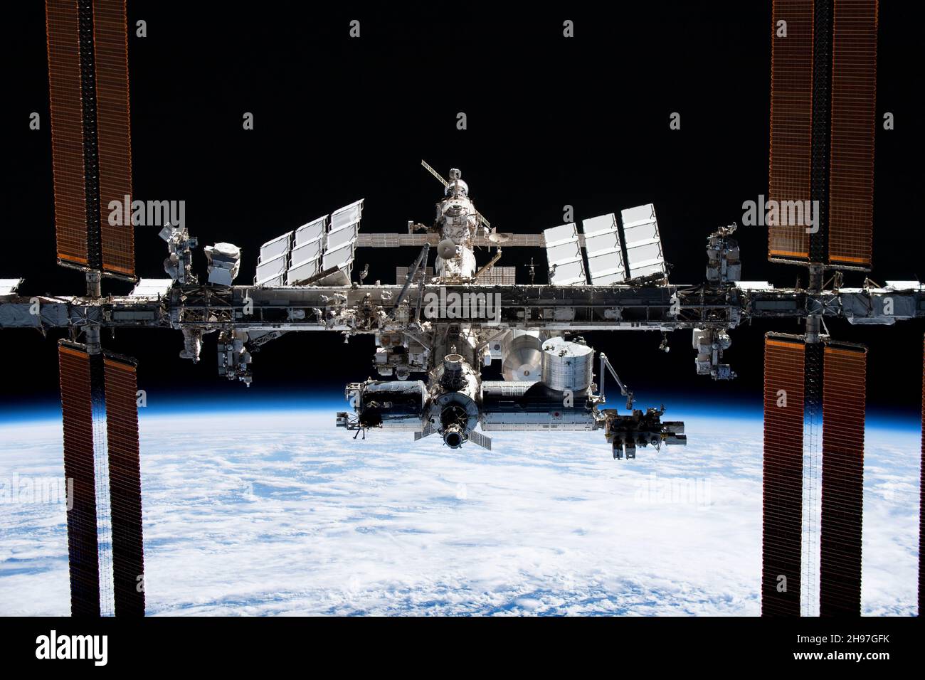 AN BORD DER BESATZUNG DRAGON ENDEAVOUR, ERDE - 08. November 2021 - die Internationale Raumstation ist von der SpaceX Crew Dragon Endeavour während eines Flugs abgebildet Stockfoto