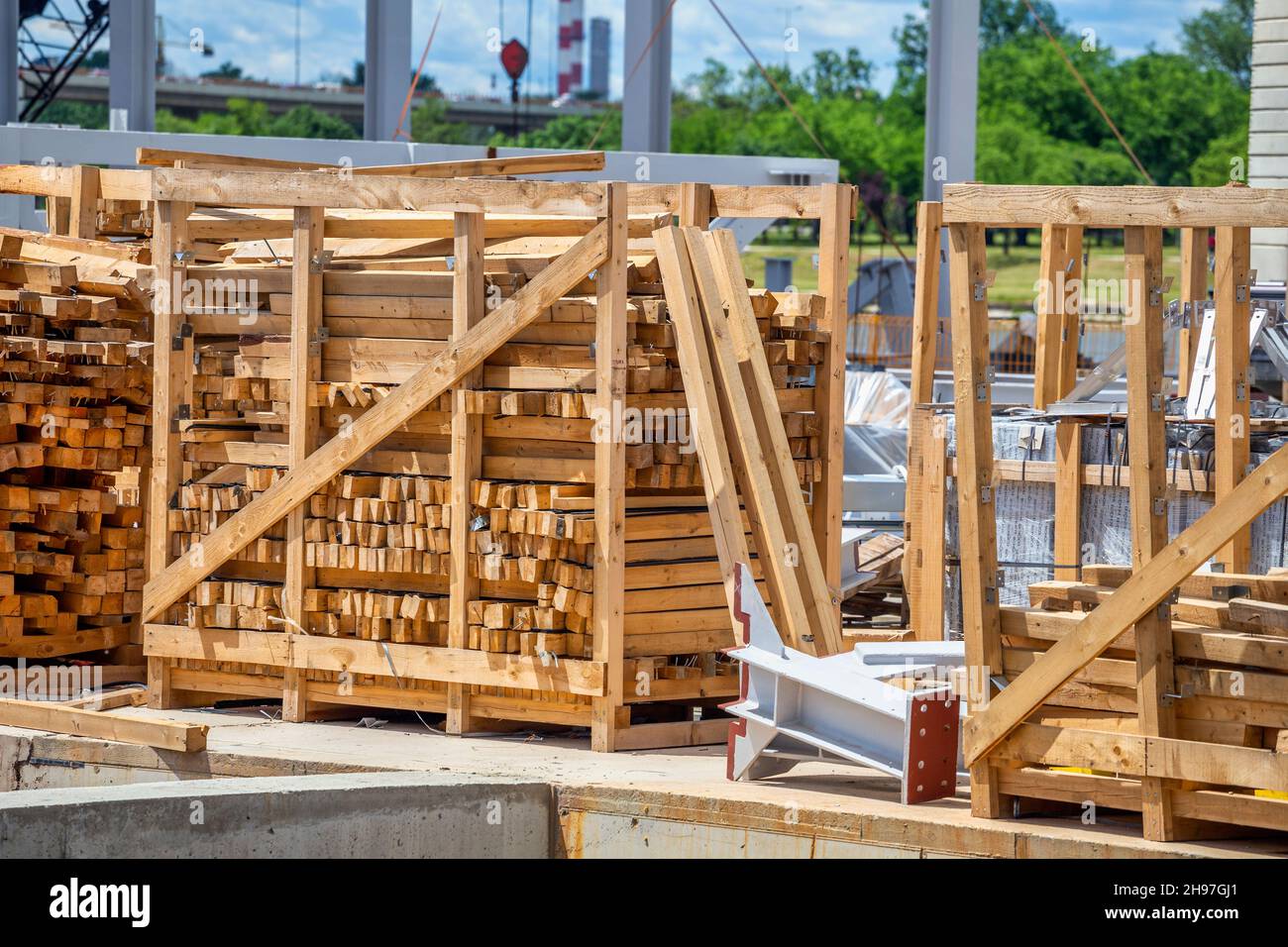 Stapel von Holzbalken und Holzmaterial auf der Baustelle. Stockfoto