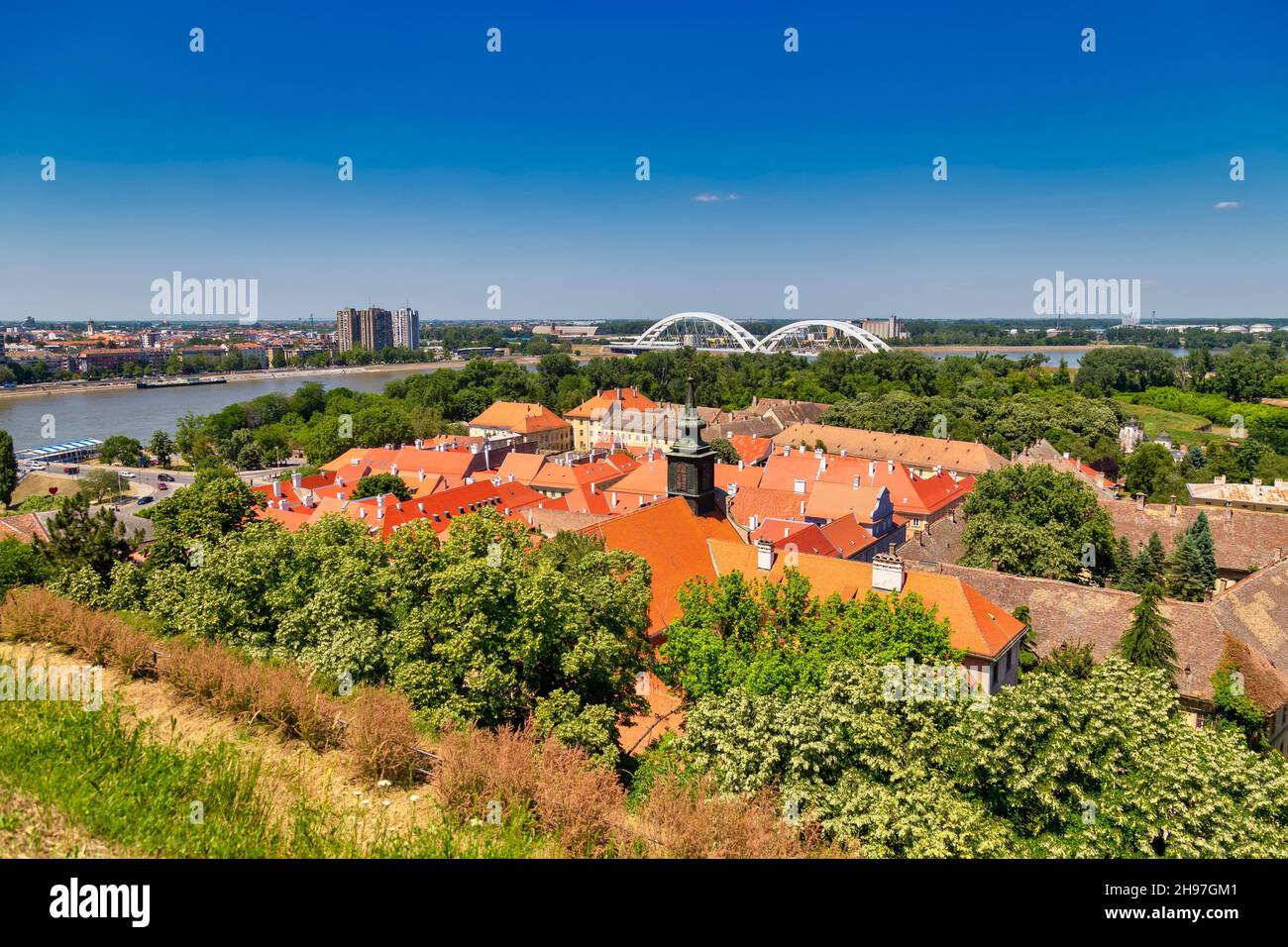 Blick auf die Dächer von Petrovaradin von der alten Militärfestung in Serbien. Stockfoto