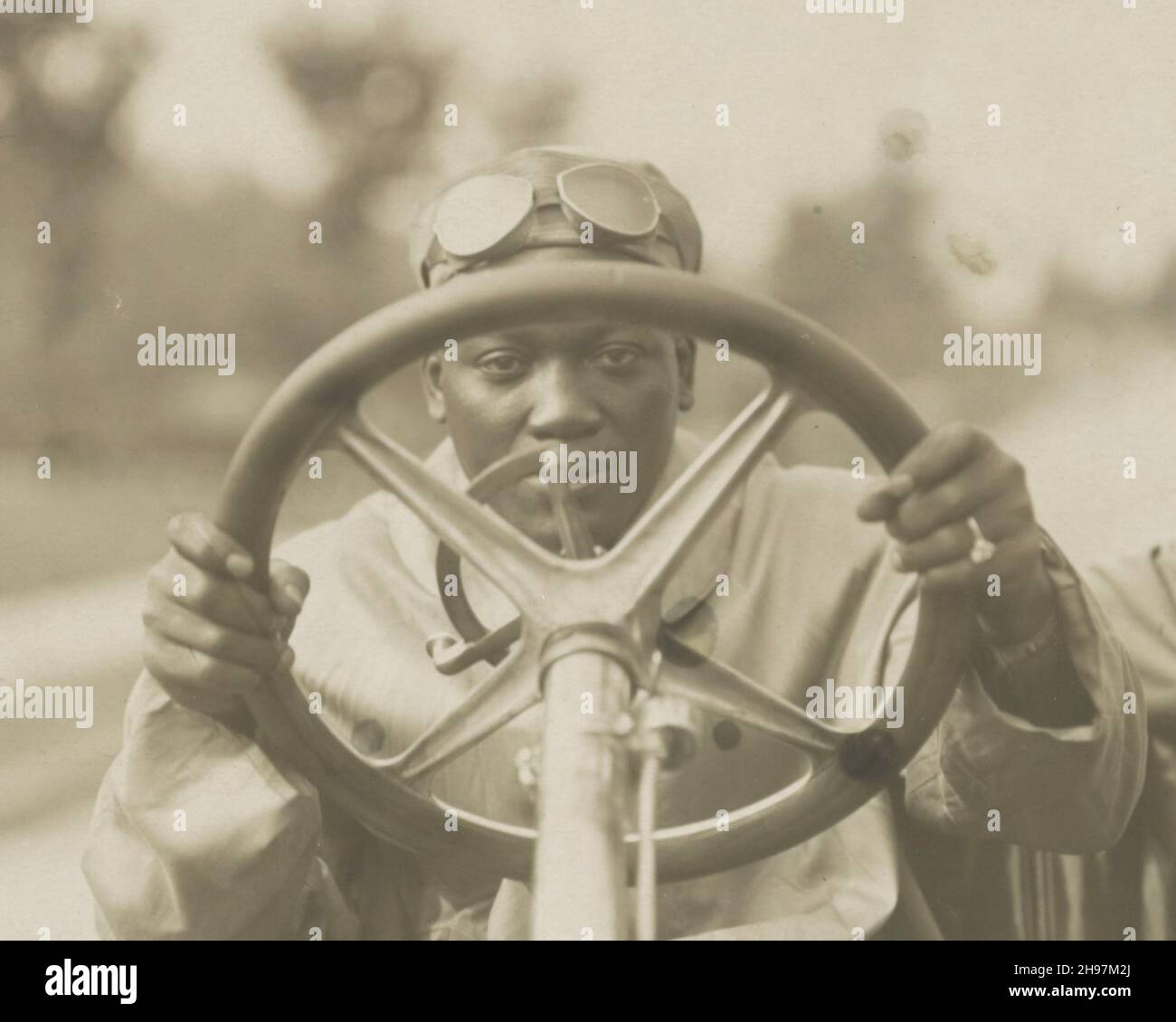 Louis Van Oeyen Foto von Champion Jack Johnson am Steuer seines 90 PS Power Thomas Flyer Stockfoto