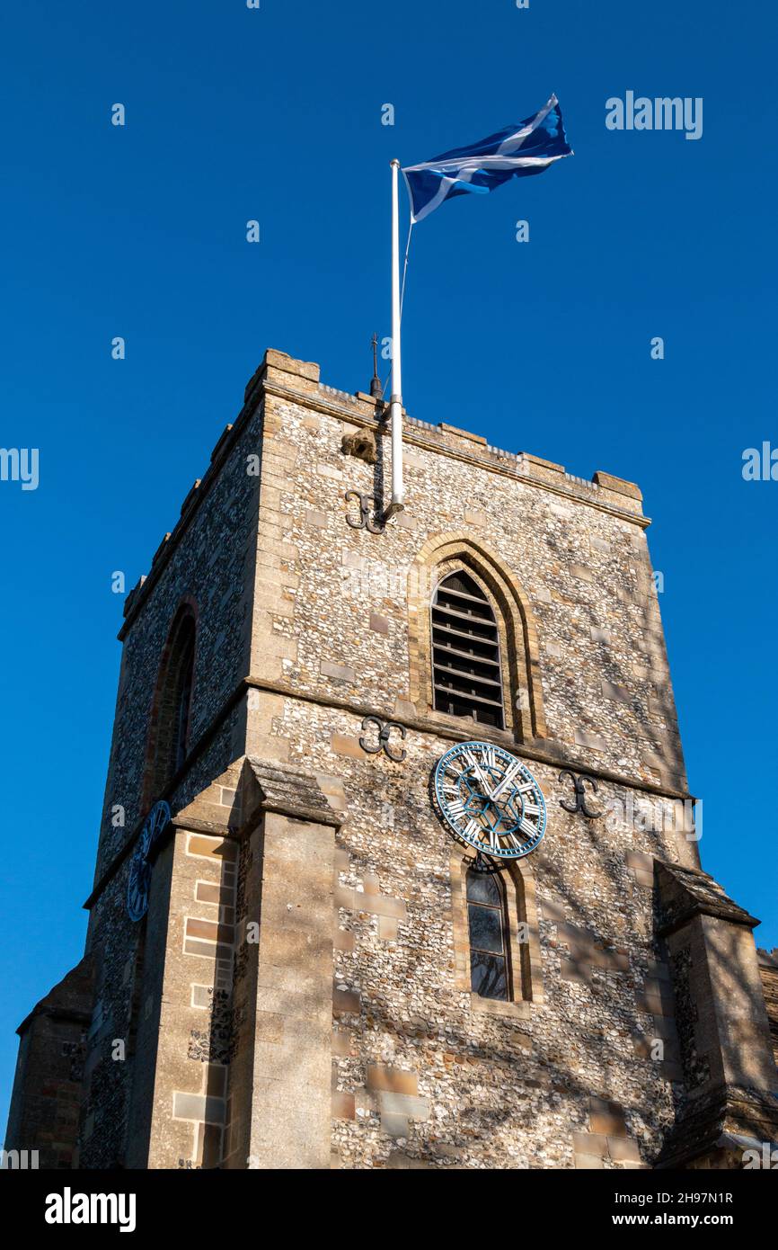 Der Glockenturm aus dem 14th. Jahrhundert und die Uhr der St. Andrew's Church, Stapleford, Cambridgeshire, Großbritannien. Stockfoto