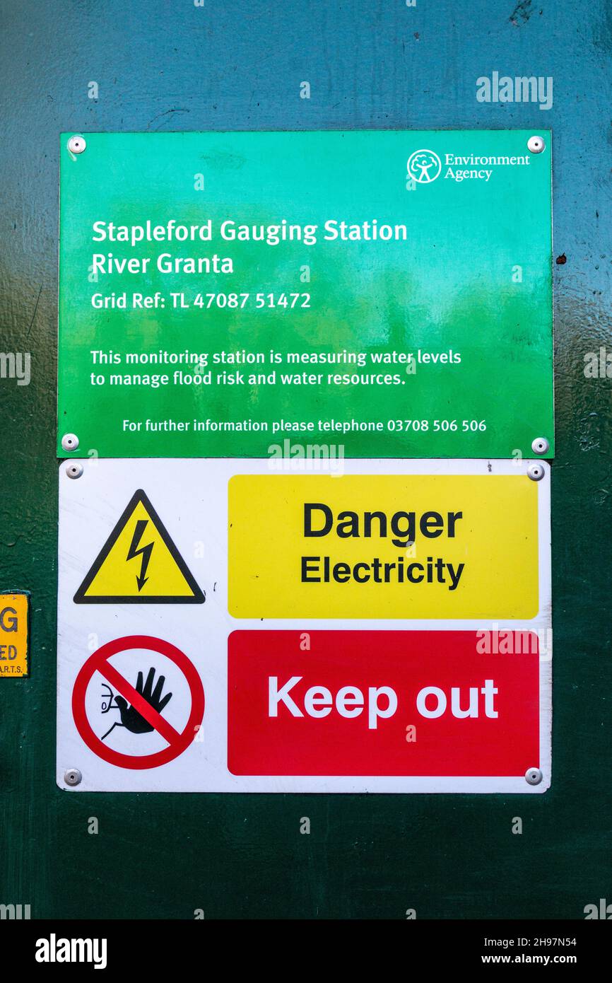 Ein Schild auf dem Gerätekasten an der Stapleford-Messstation am Fluss Granta. Seine warnt Gefahr Strom und Eintritt verboten. Stockfoto